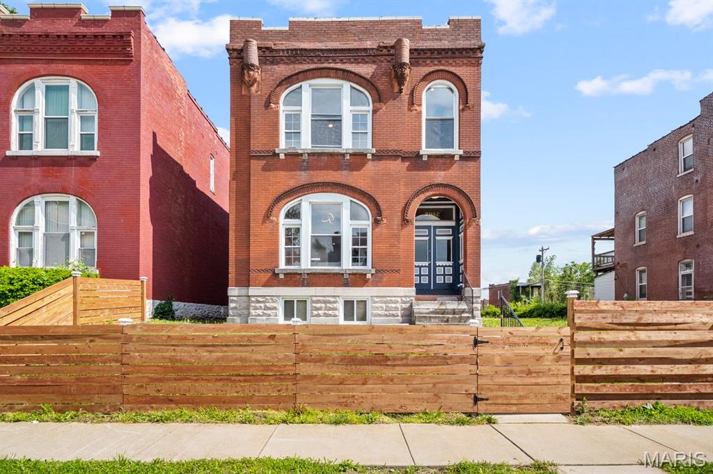 2032 E Adelaide Avenue — photo