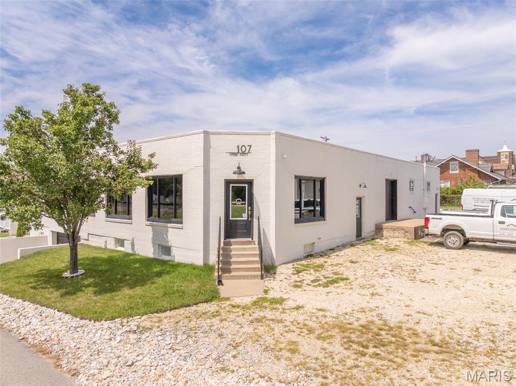 221 E 1st Street — photo