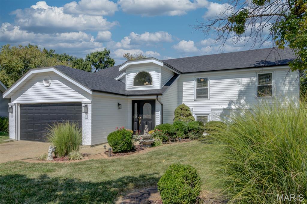 307 Twistedoak Court — photo