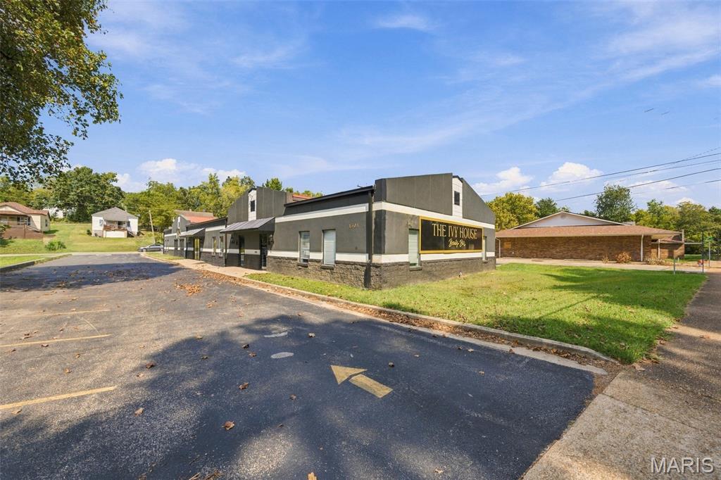 1301 W Maud Street — photo