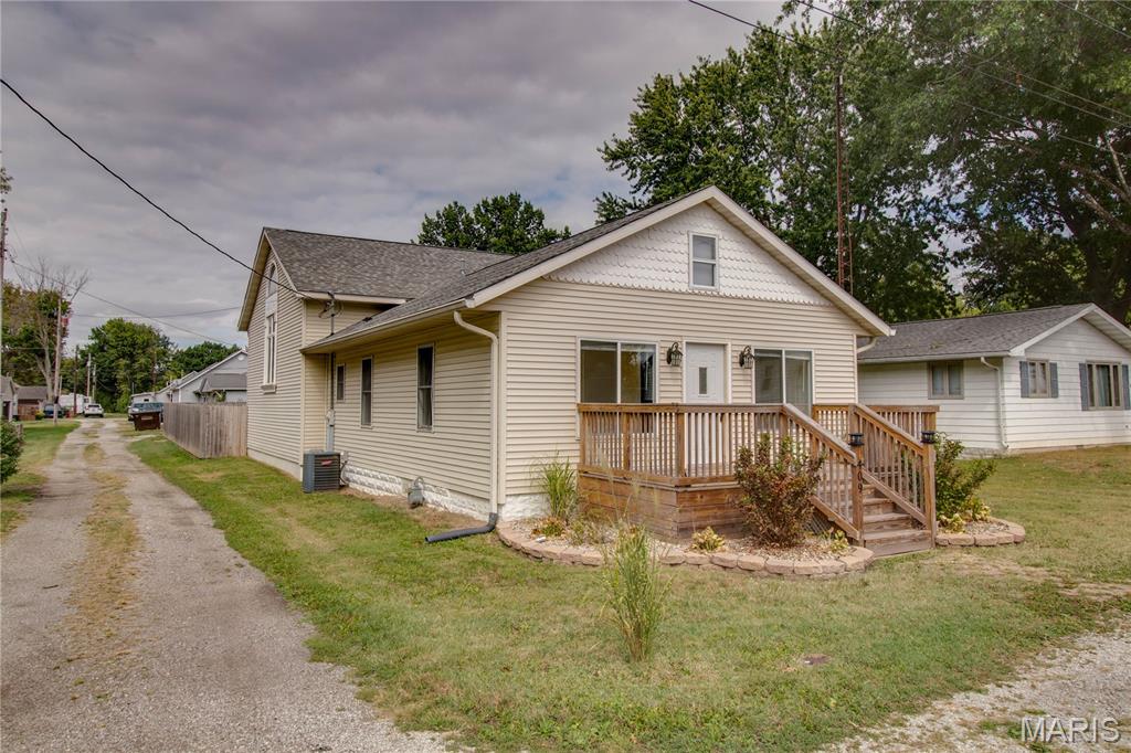 409 E Teak Street, Thayer, IL 62689 — photo 3