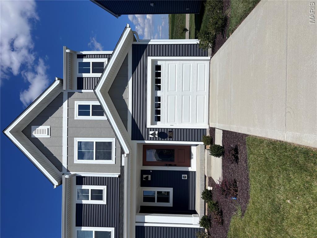 100 Mora Boulevard — photo