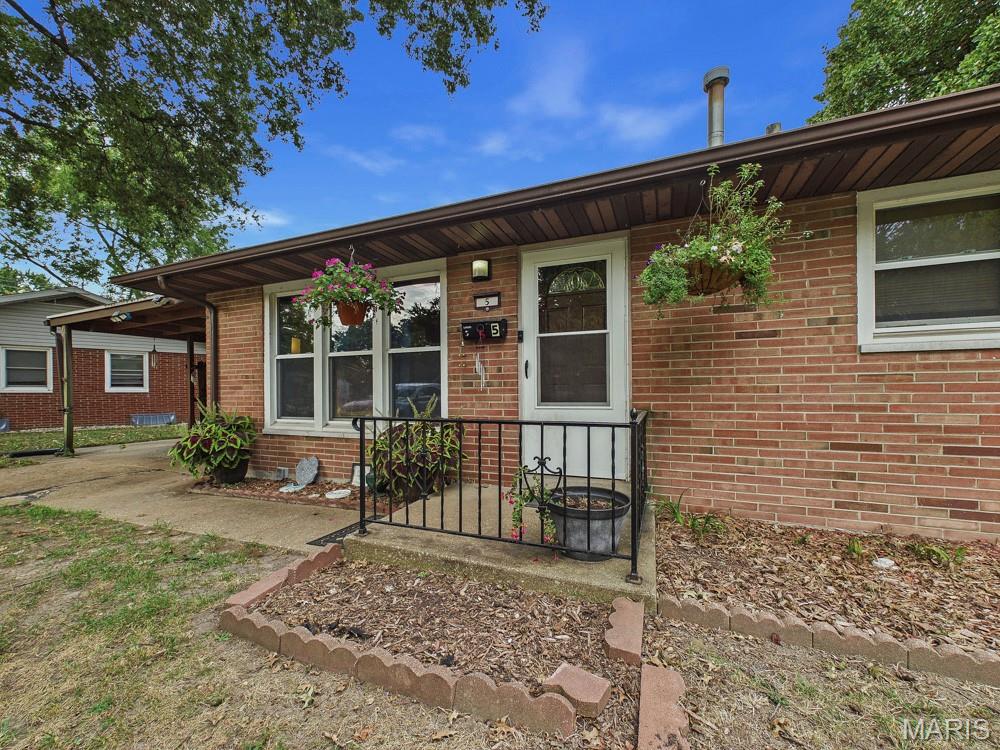5 Riviera Drive, Granite City, IL 62040 | Realty.com
