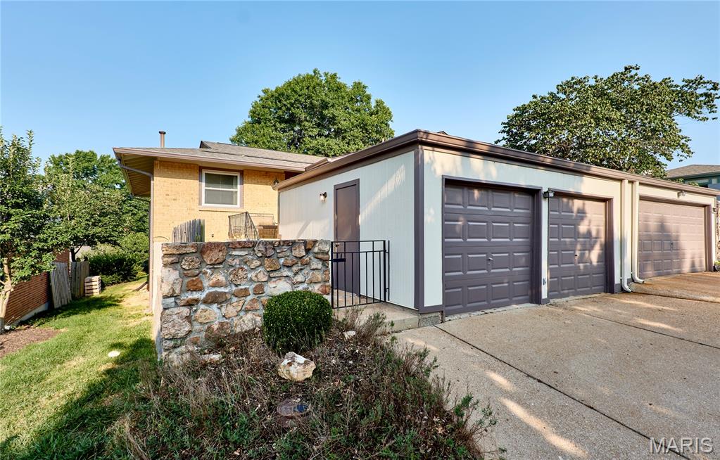 987 Barbizon Drive — photo