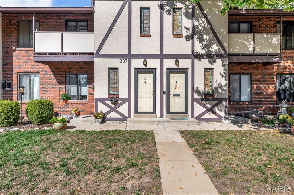 337 Barrington Square Estate Unit D — photo