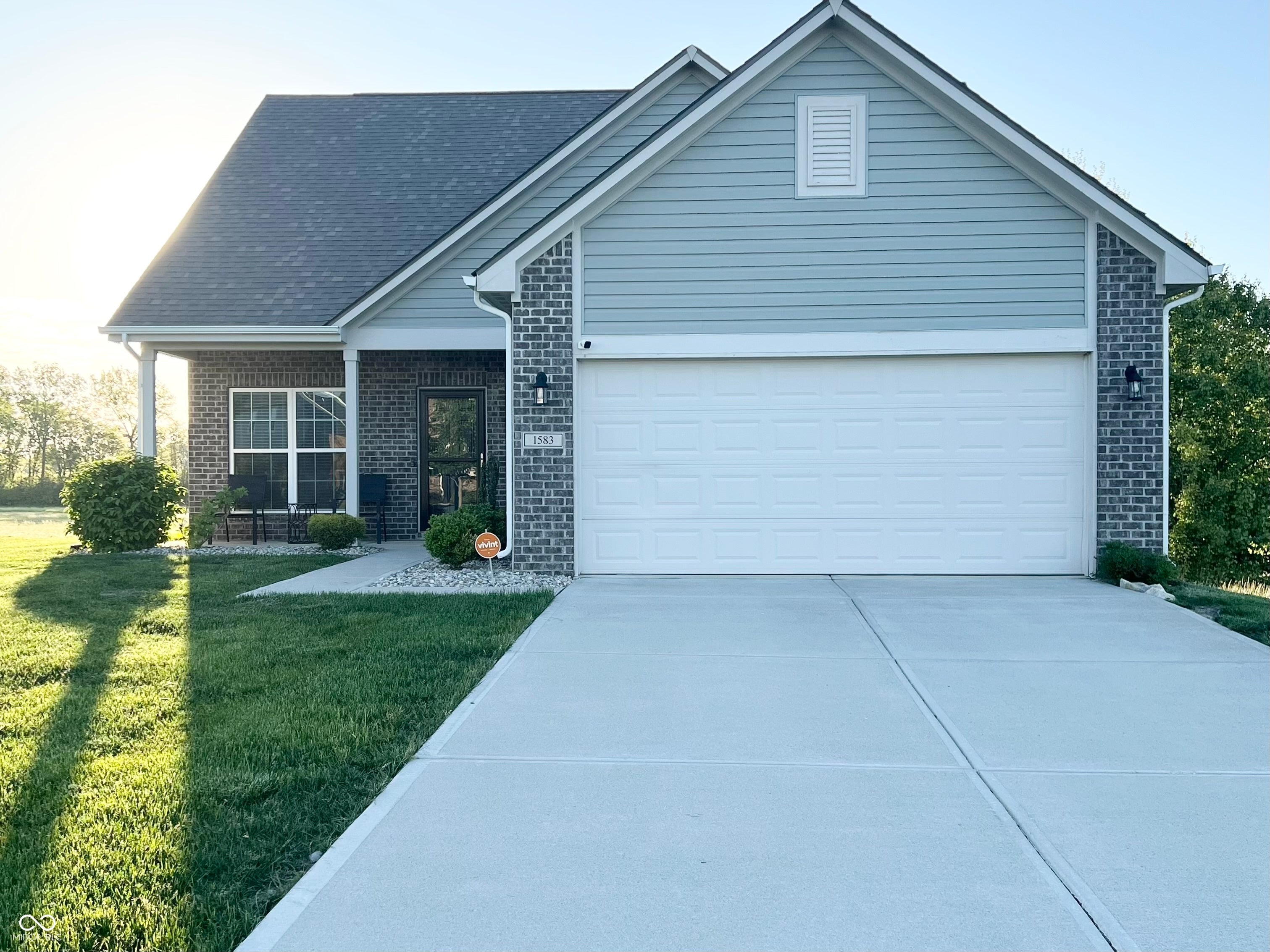 1583 N Creekwater Pass — photo