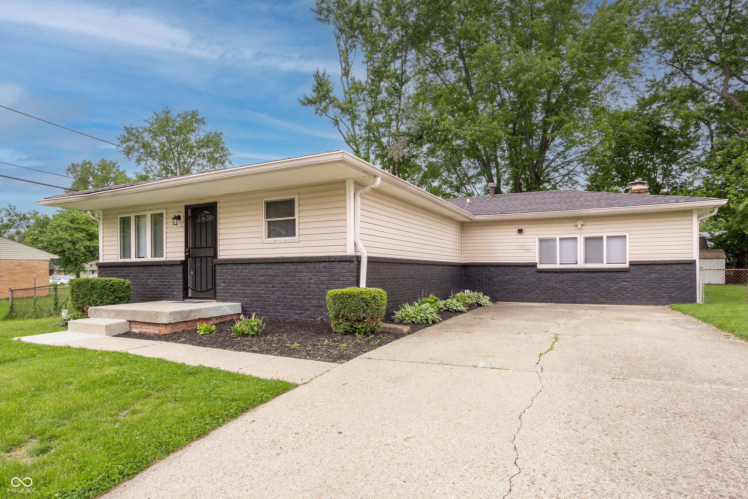 2248 Dupont Court — photo
