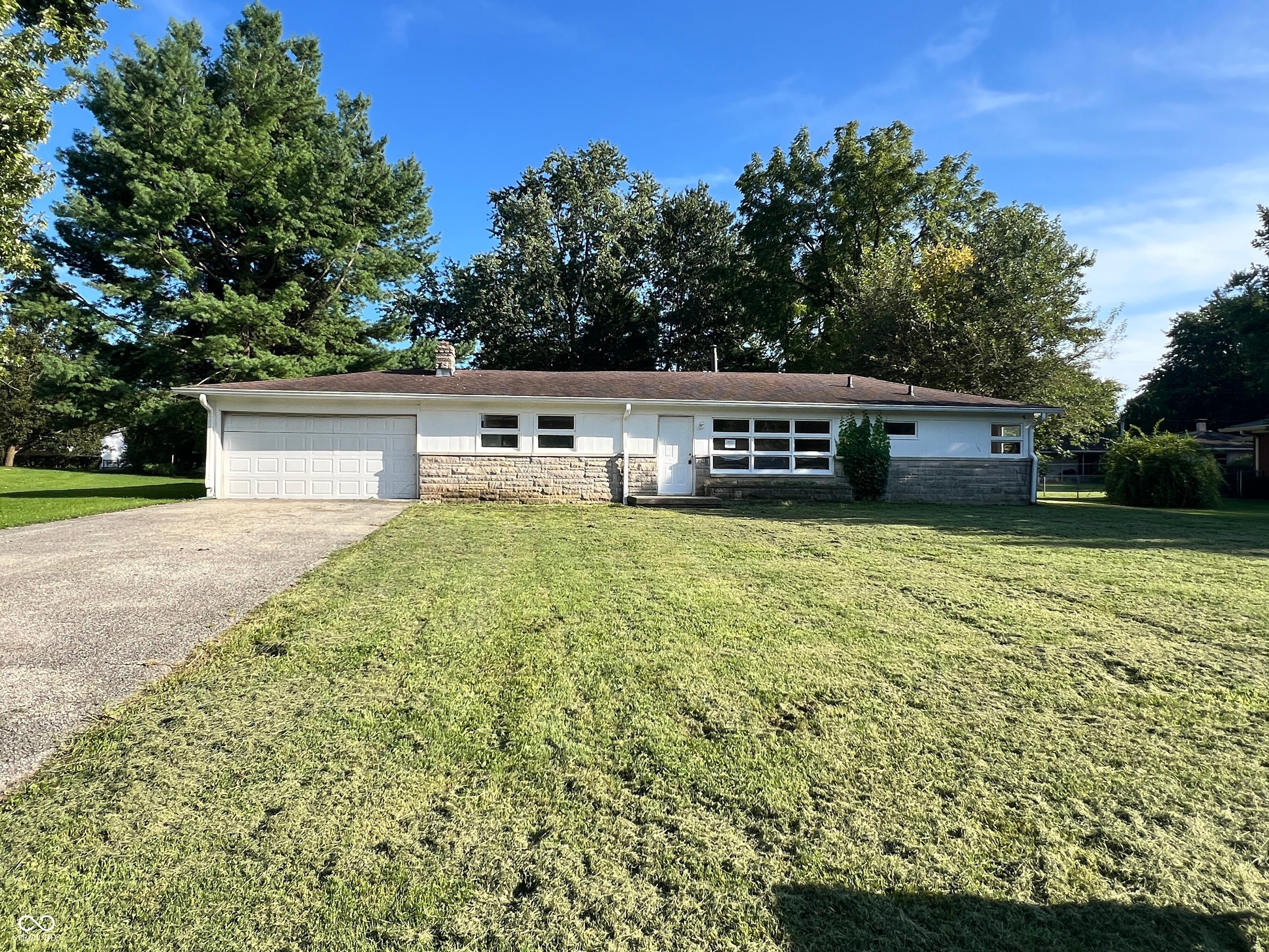 2319 E Loretta Drive — photo