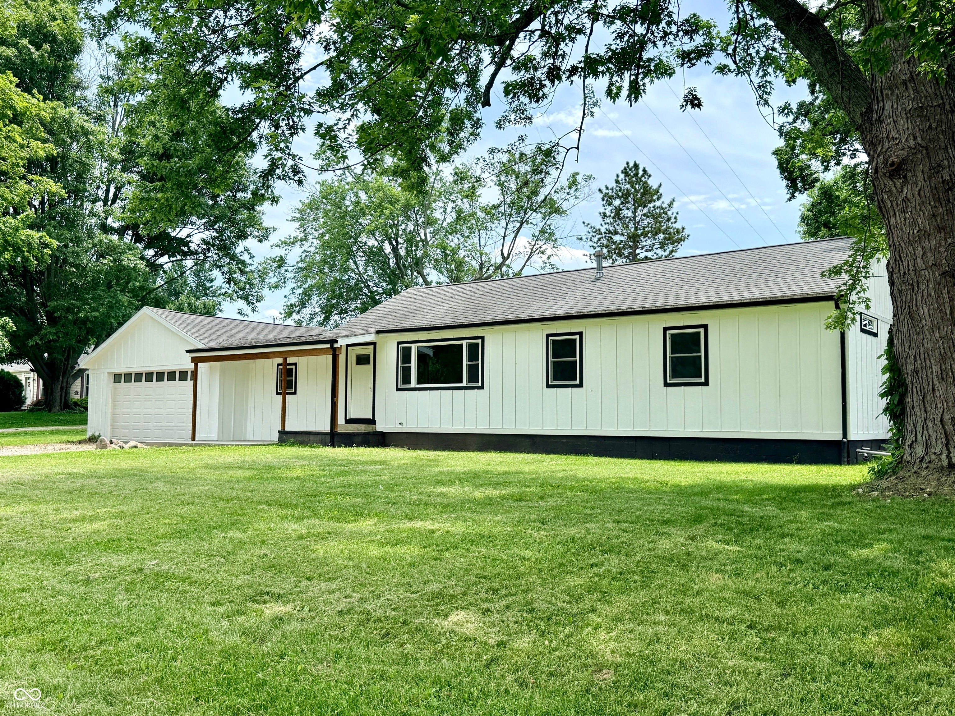 1595 W US Highway 136 — photo