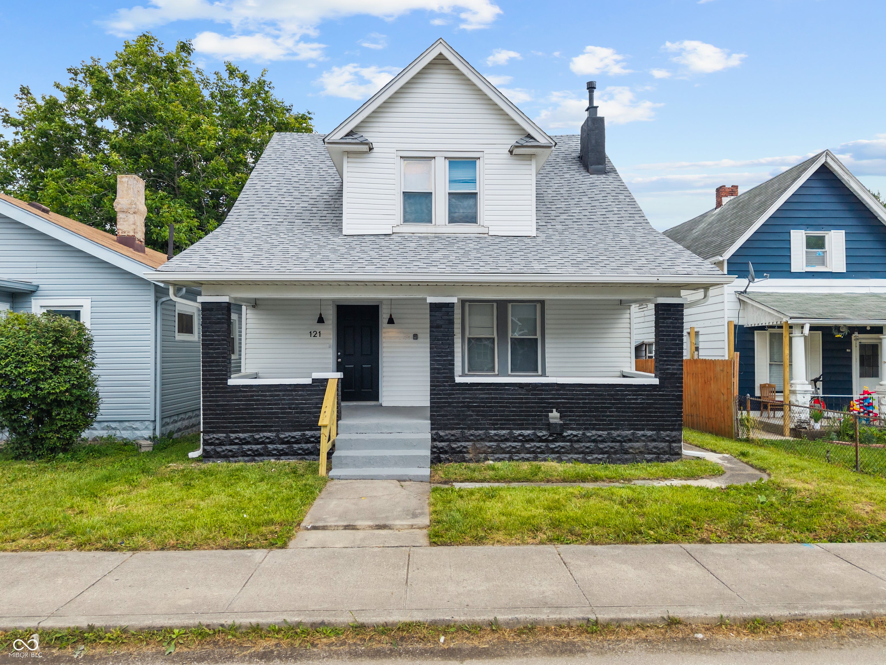 121 N Bradley Avenue — photo
