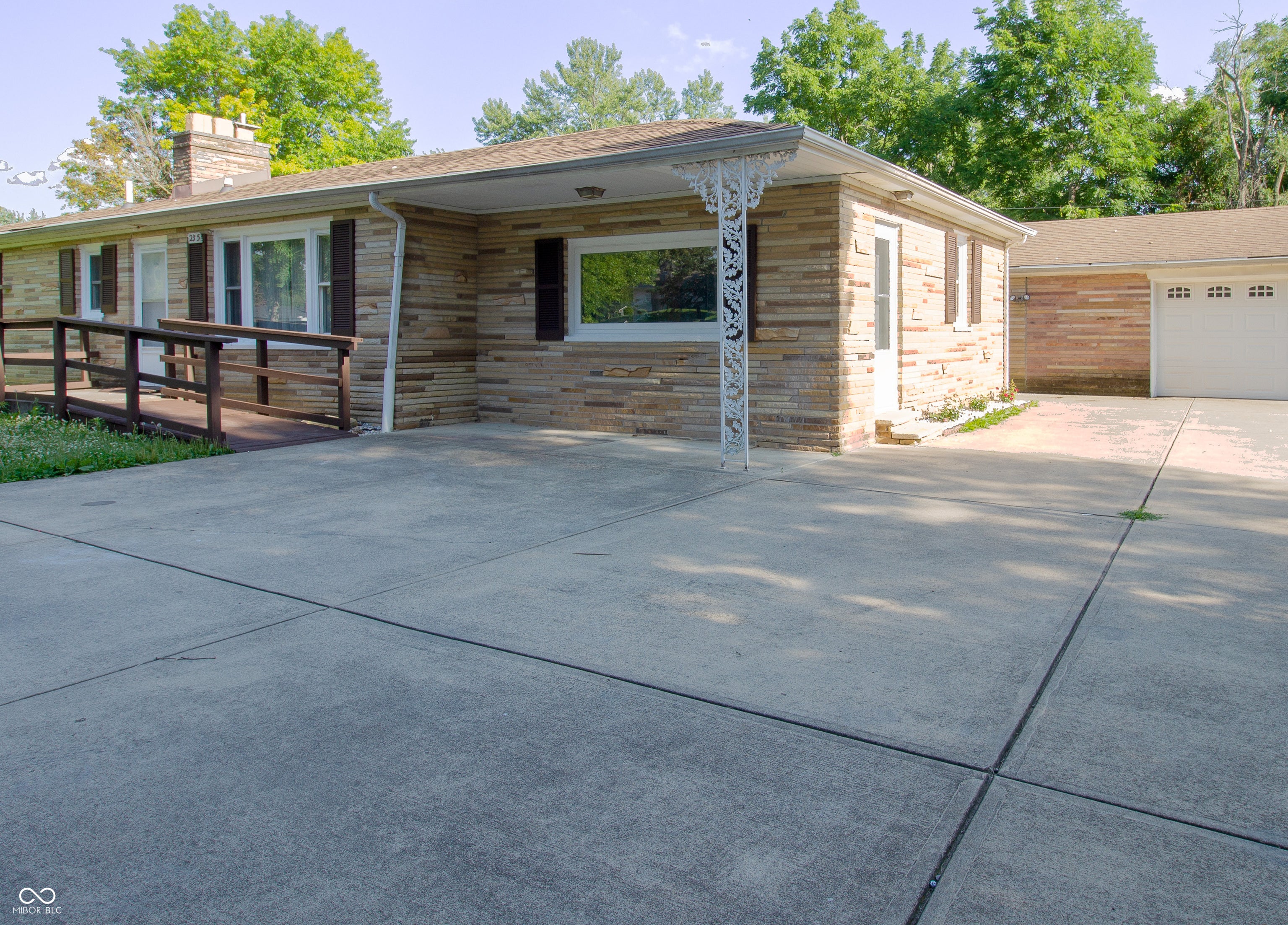 235 W Huntstead Lane — photo