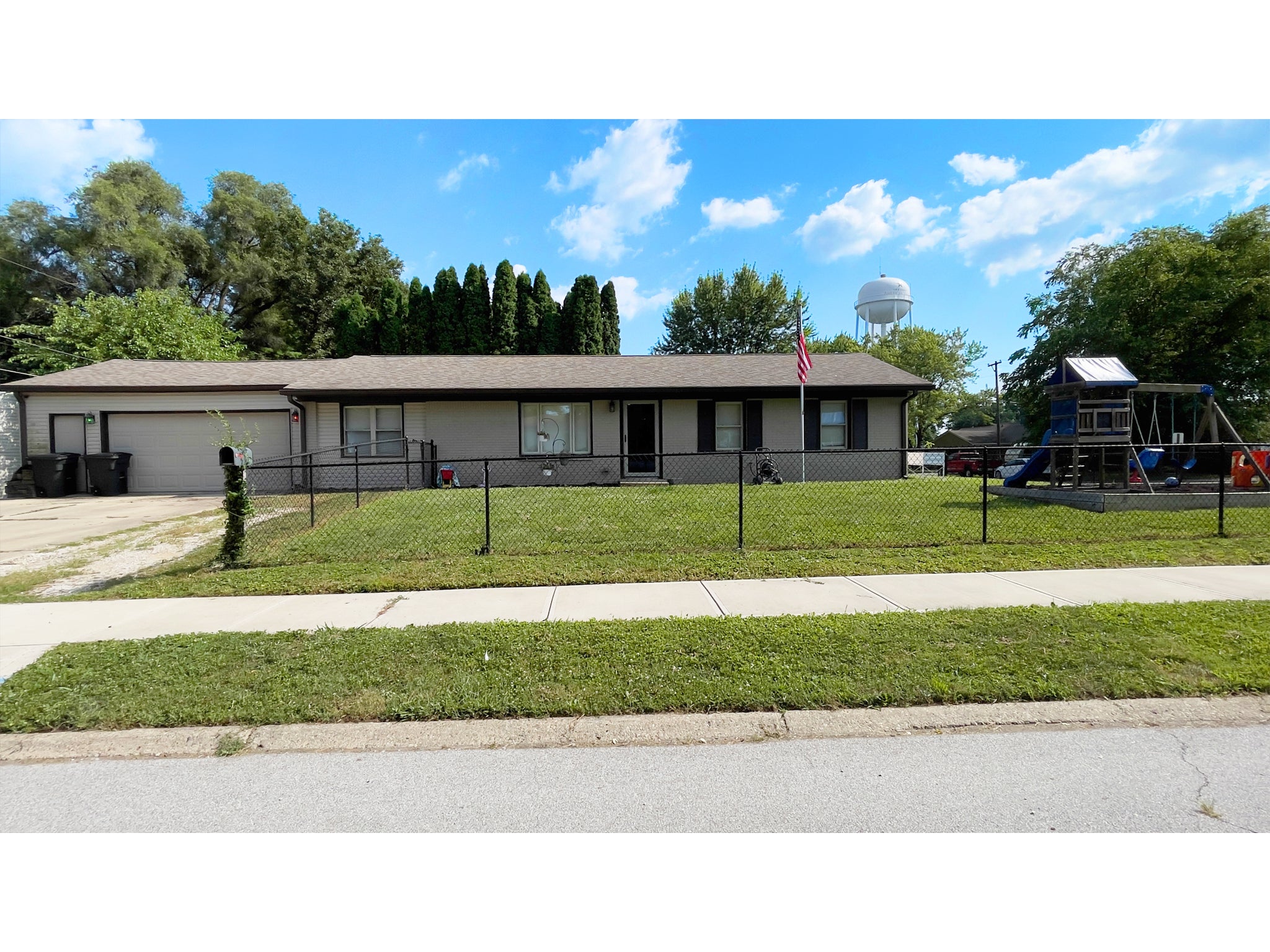 11 Sunset Manor — photo