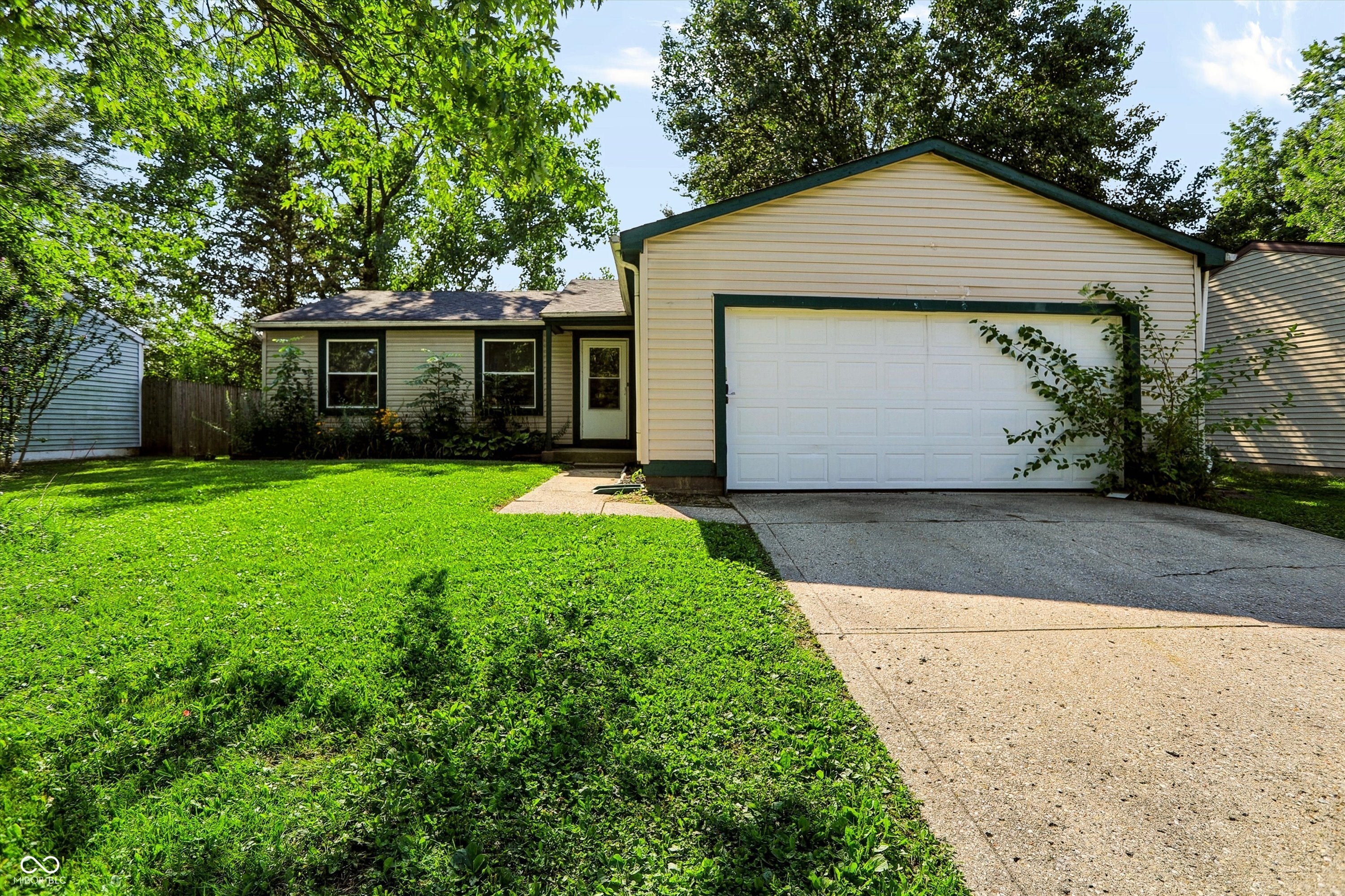 916 Waring Drive E — photo