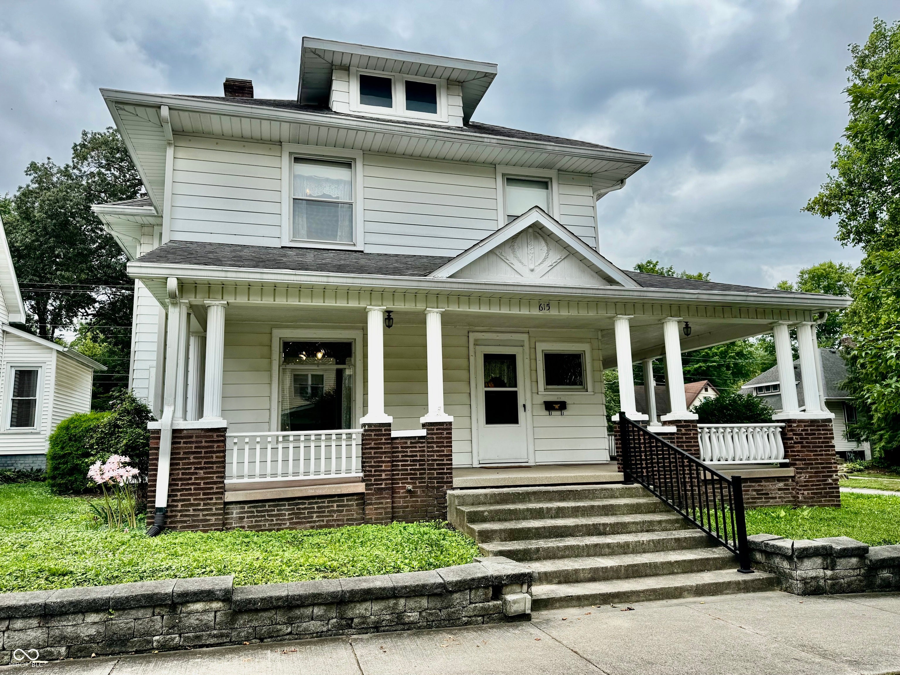 615 W Pike — photo