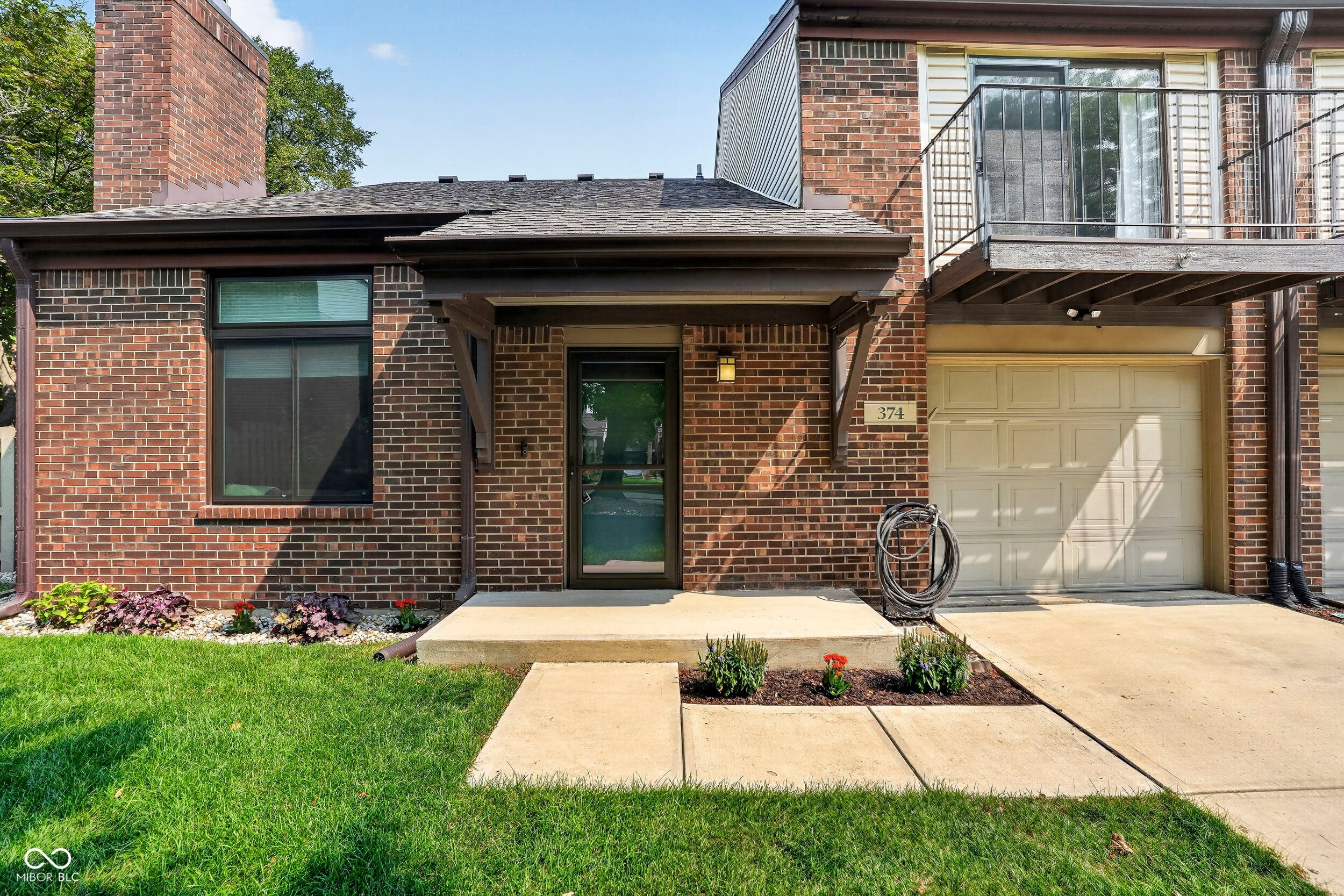 374 E Saint Clair Street — photo