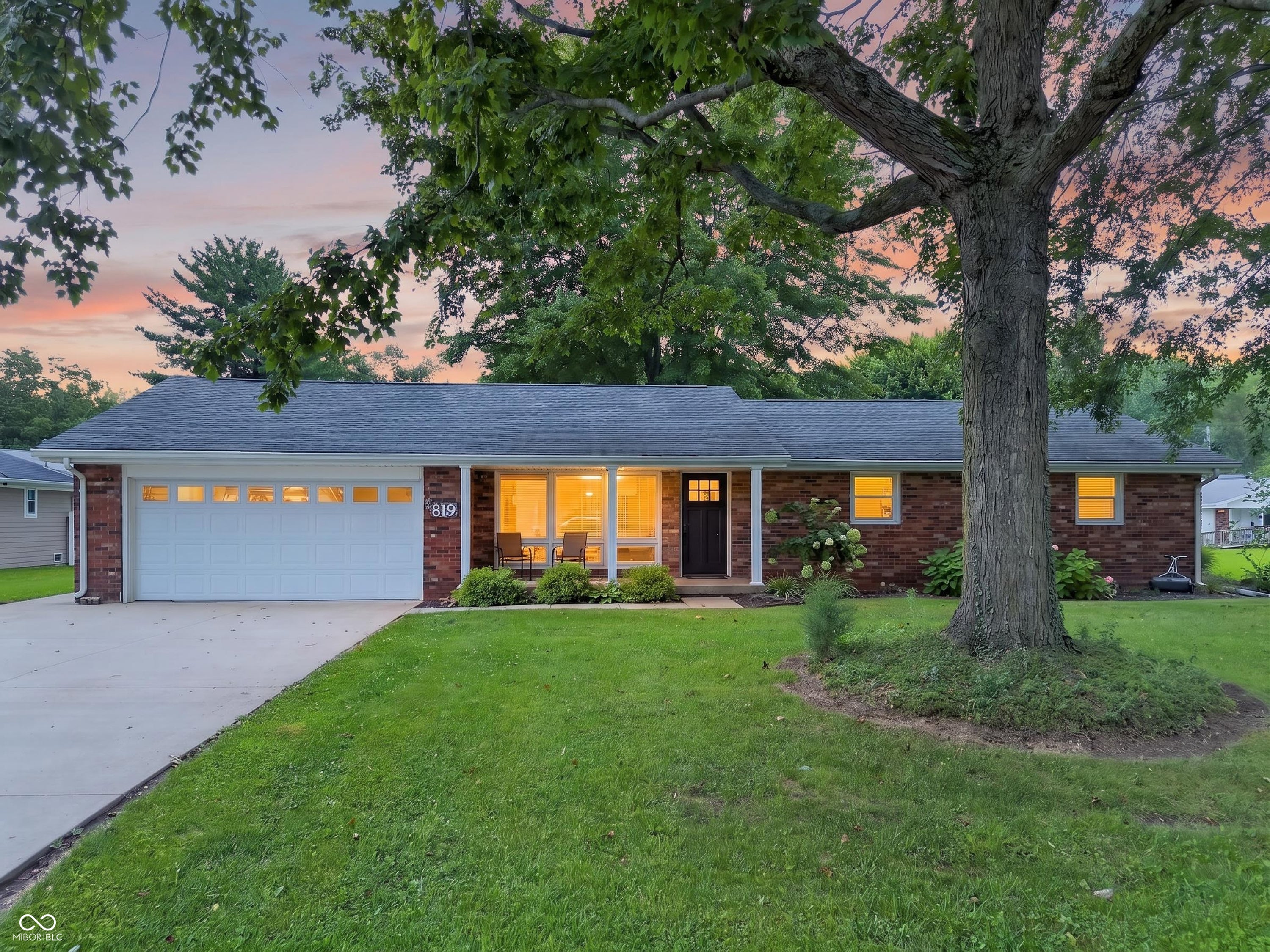 819 Greenbriar Drive — photo