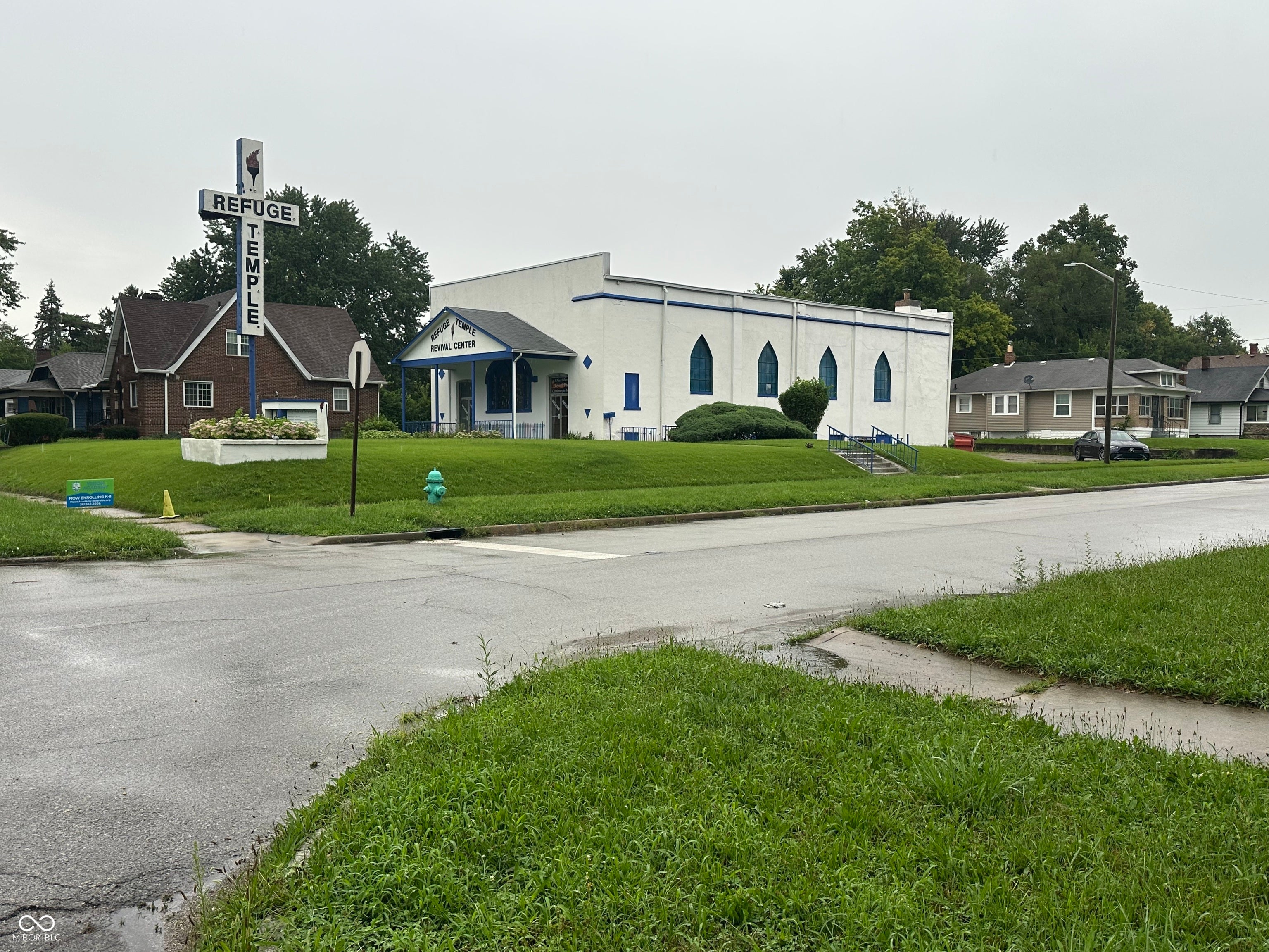 2245 E Riverside Drive — photo