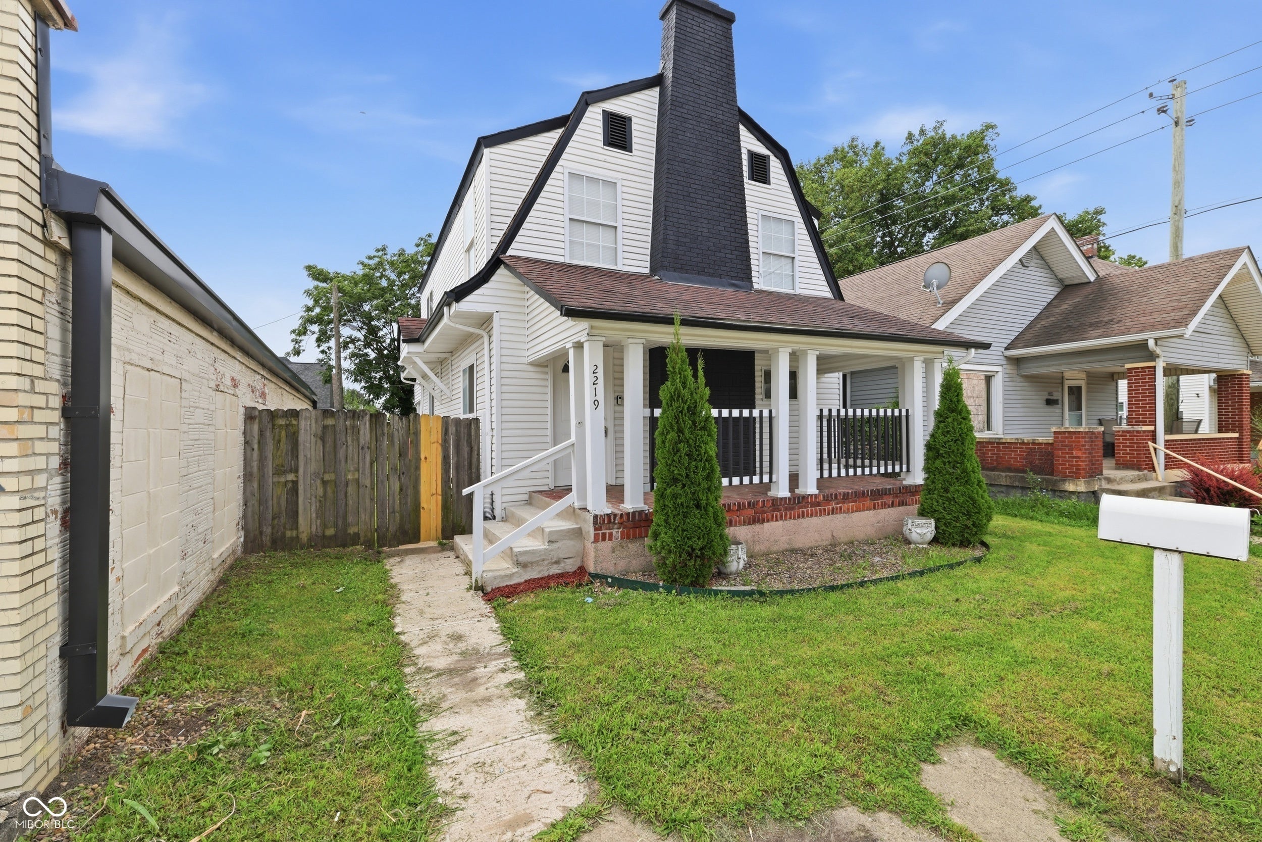 2219 E New York Street — photo