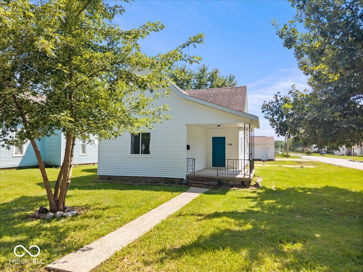 1301 S J Street — photo