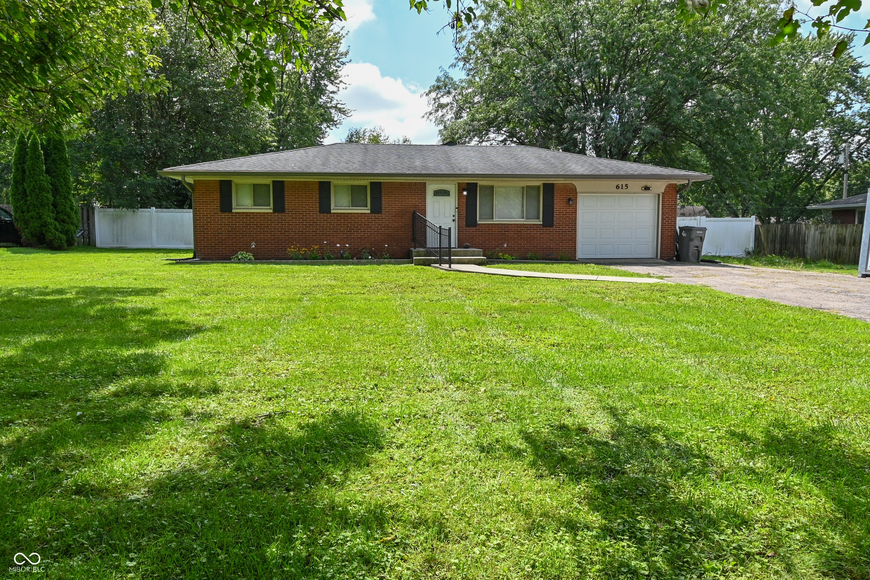 615 W Stop 11 Road — photo