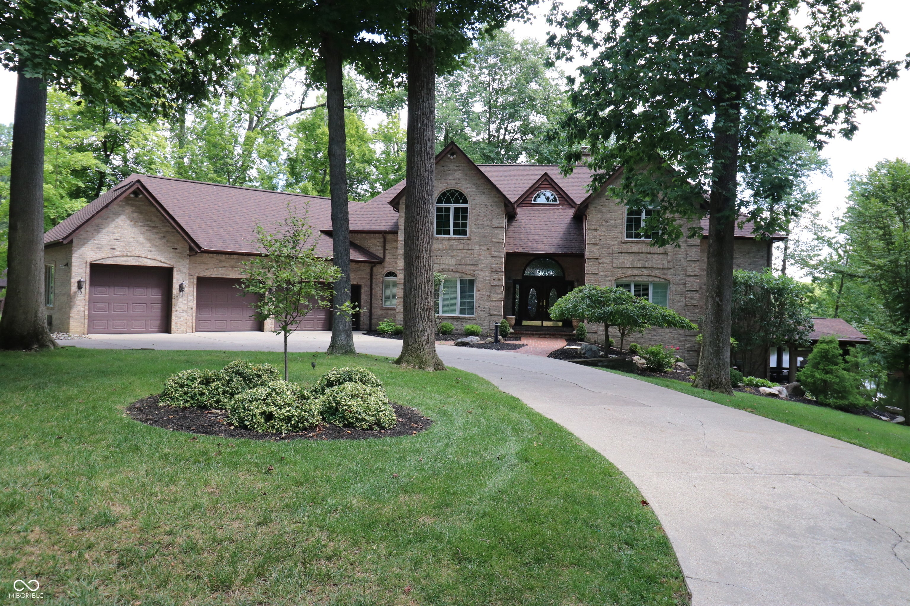 231 Lakeshore Drive — photo