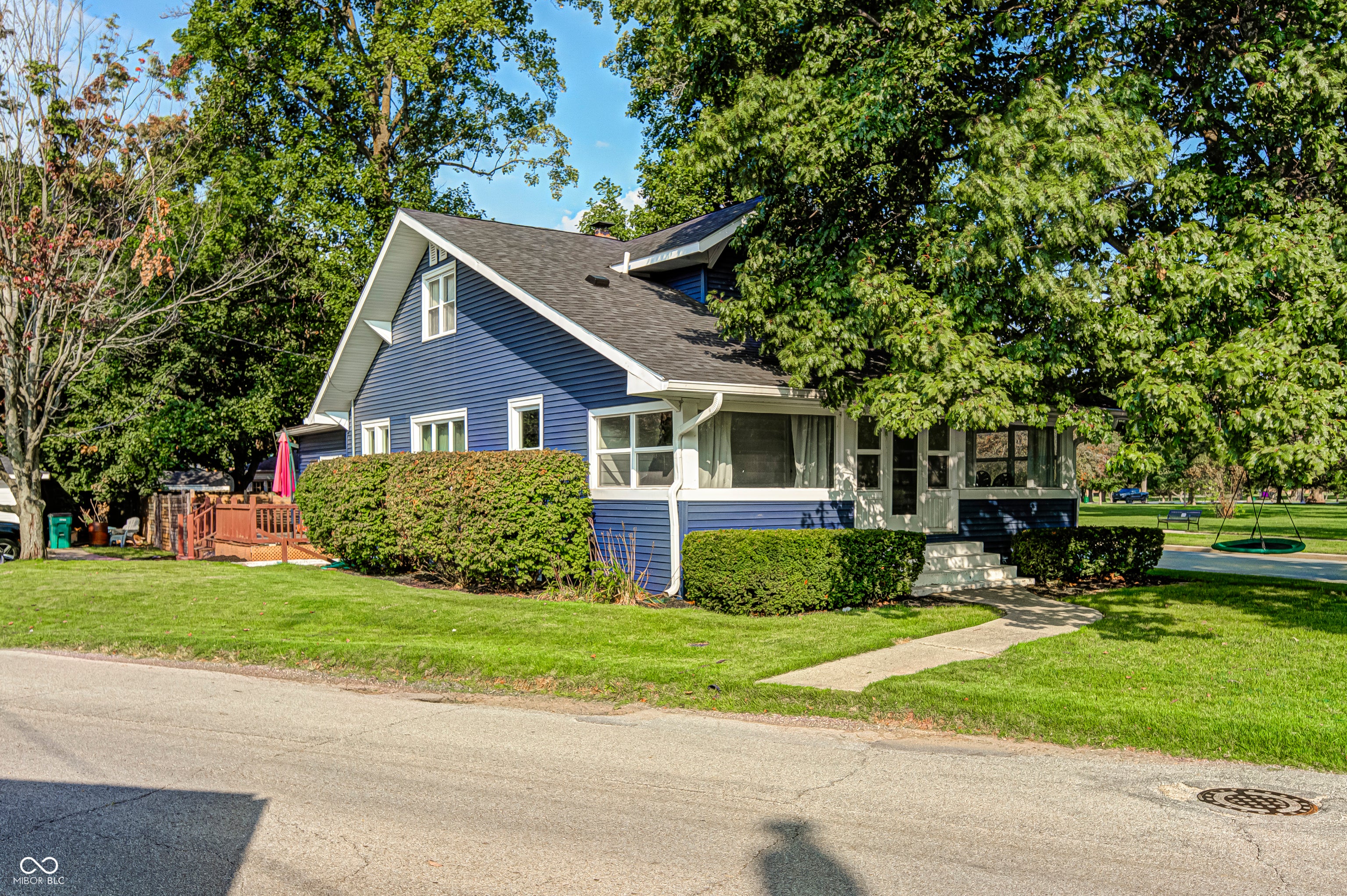 102 W Ulen Drive — photo