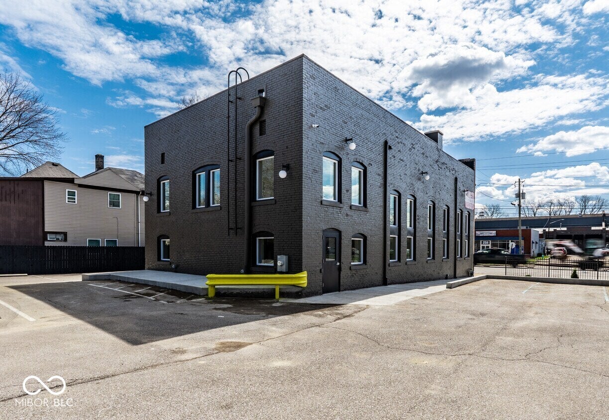 2506 E Washington Street — photo