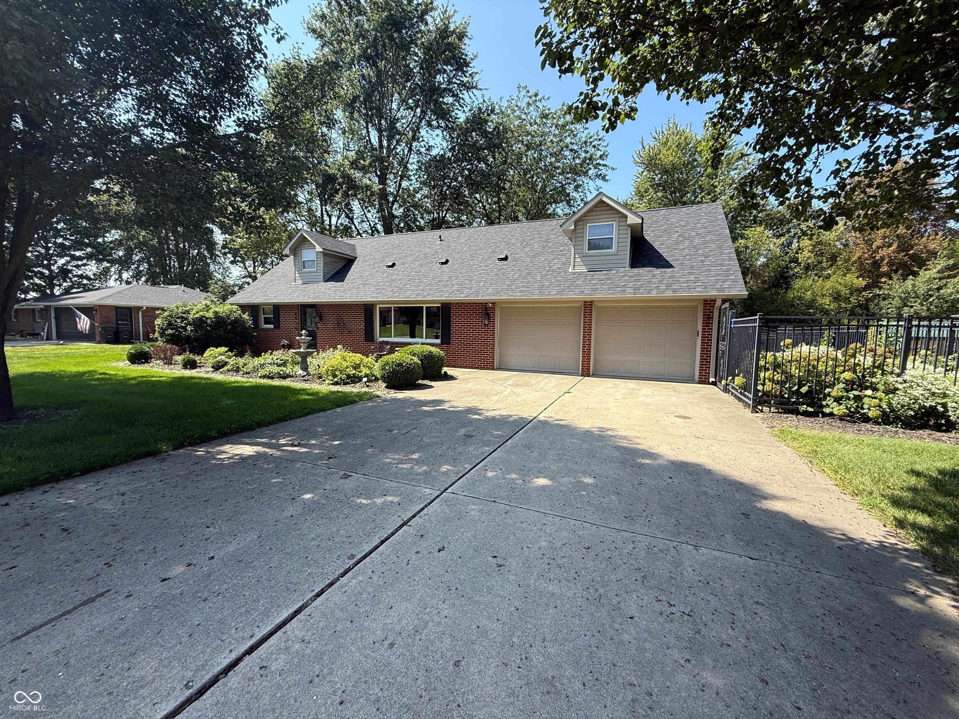 8935 N Mark Drive — photo