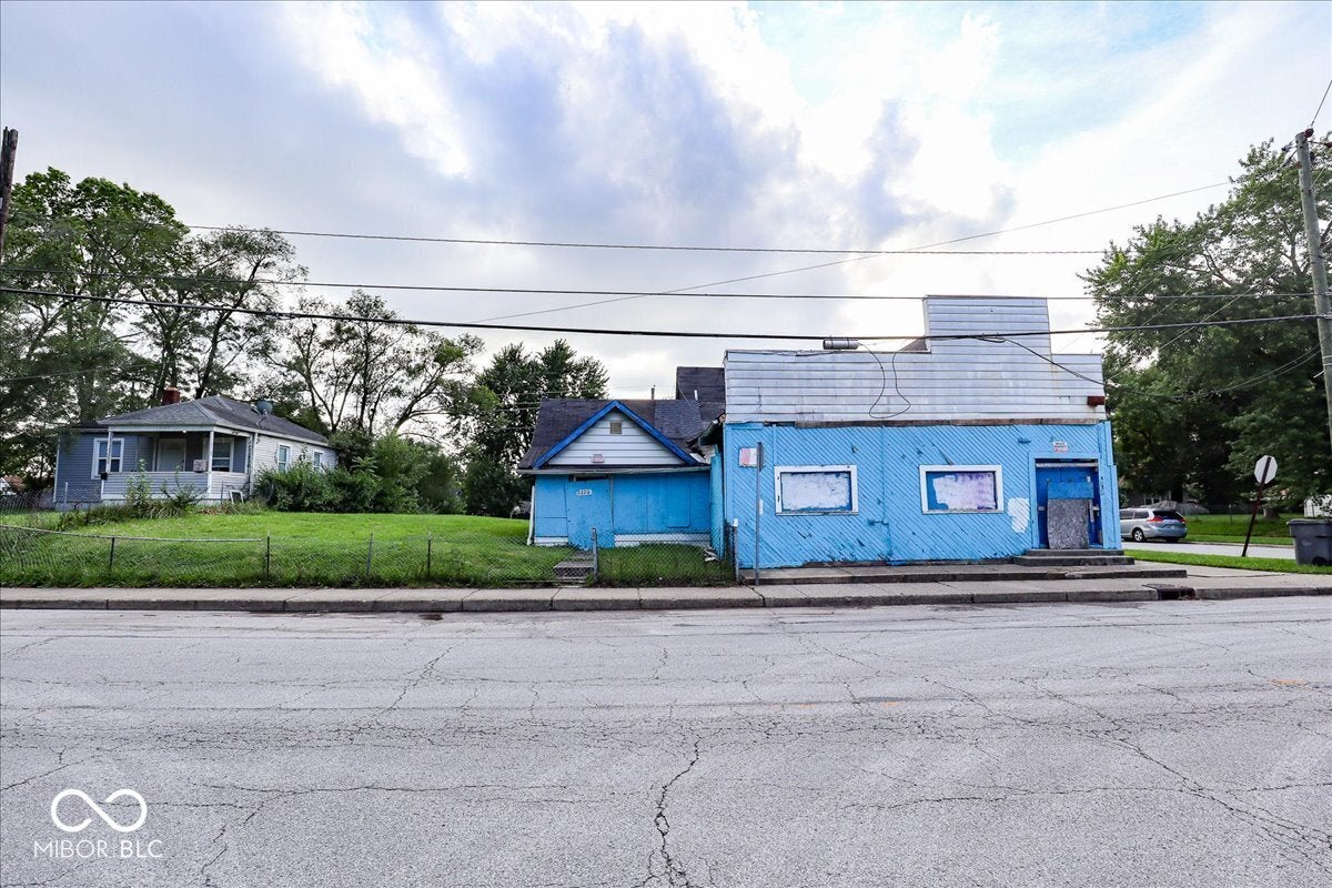 2228 N Harding Street — photo