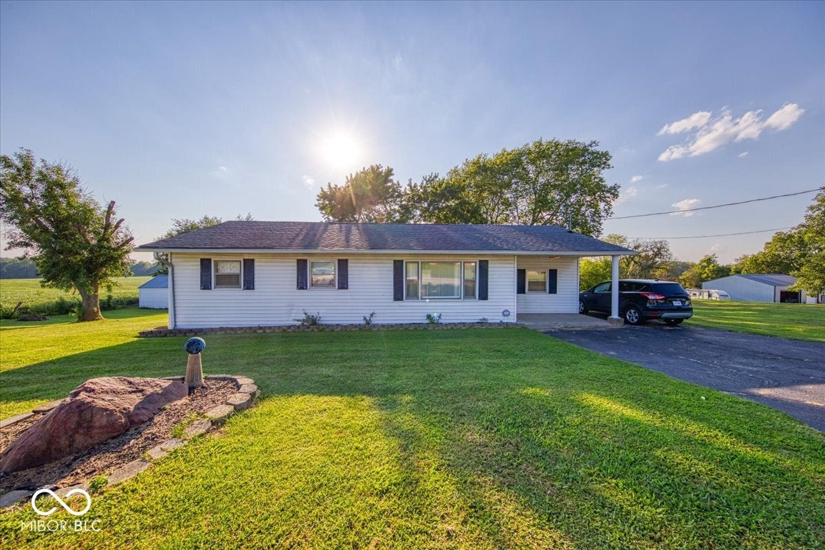 6877 S 600 W — photo