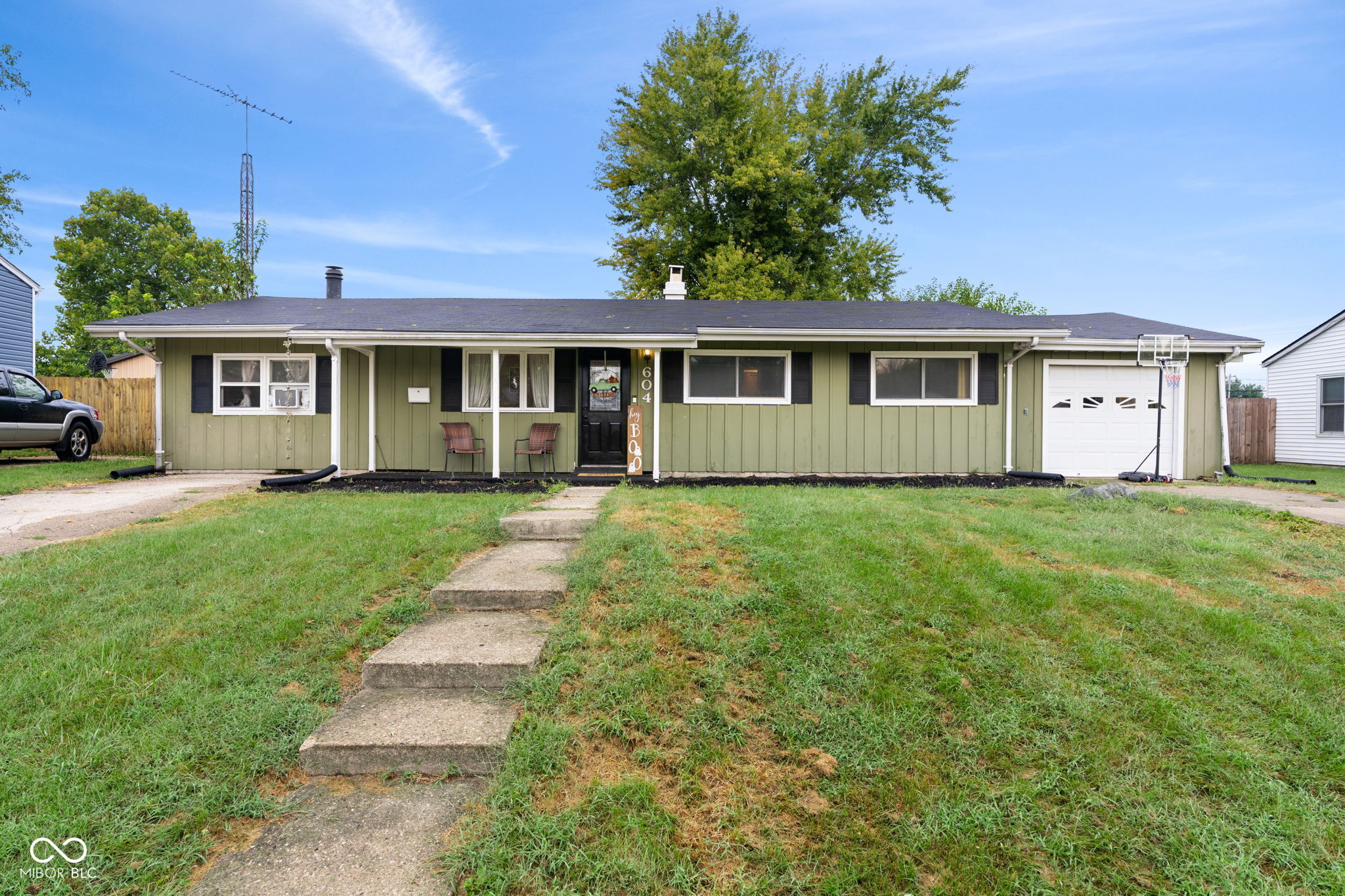 604 Center Drive — photo