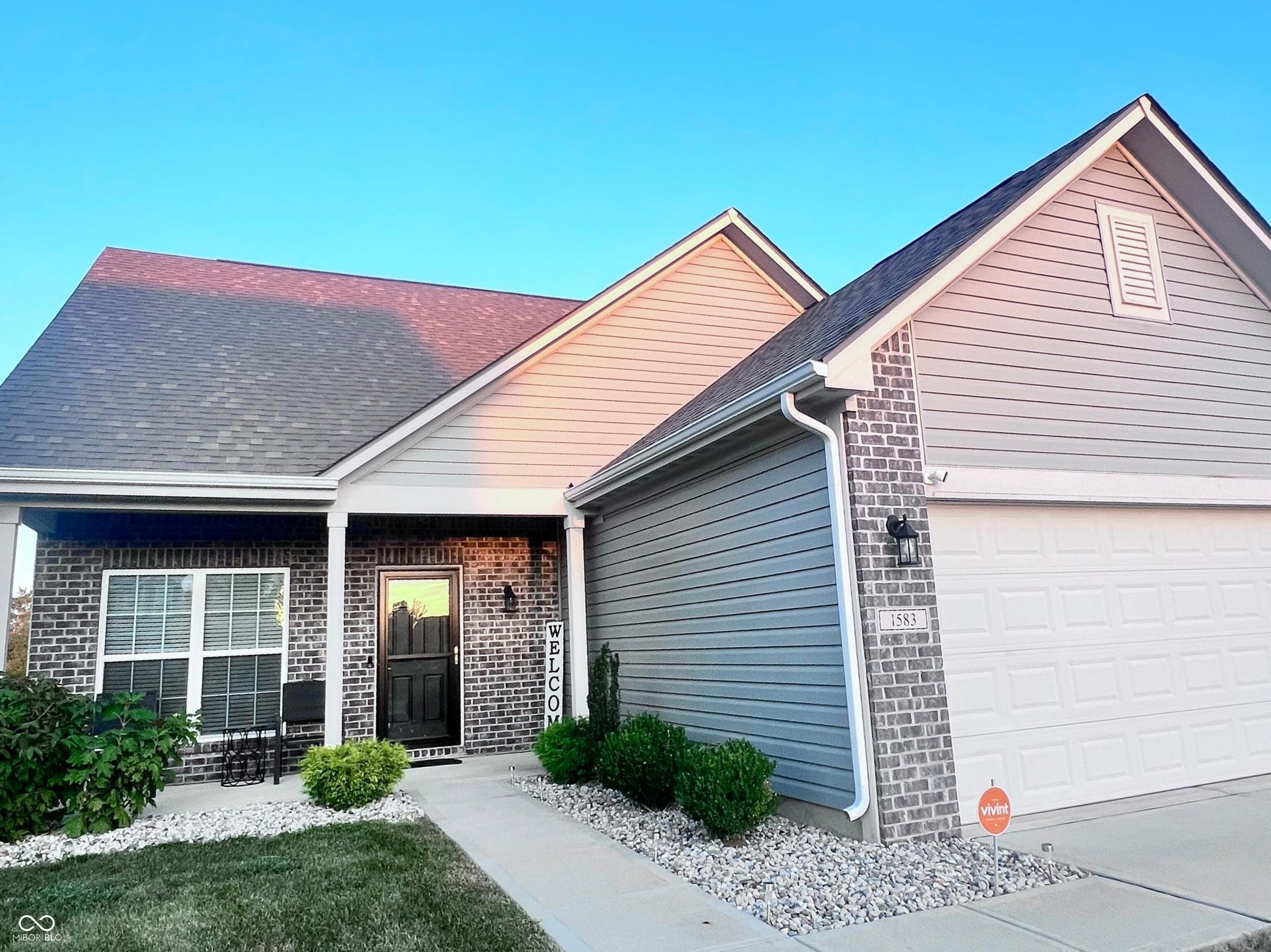 1583 N Creekwater Pass — photo