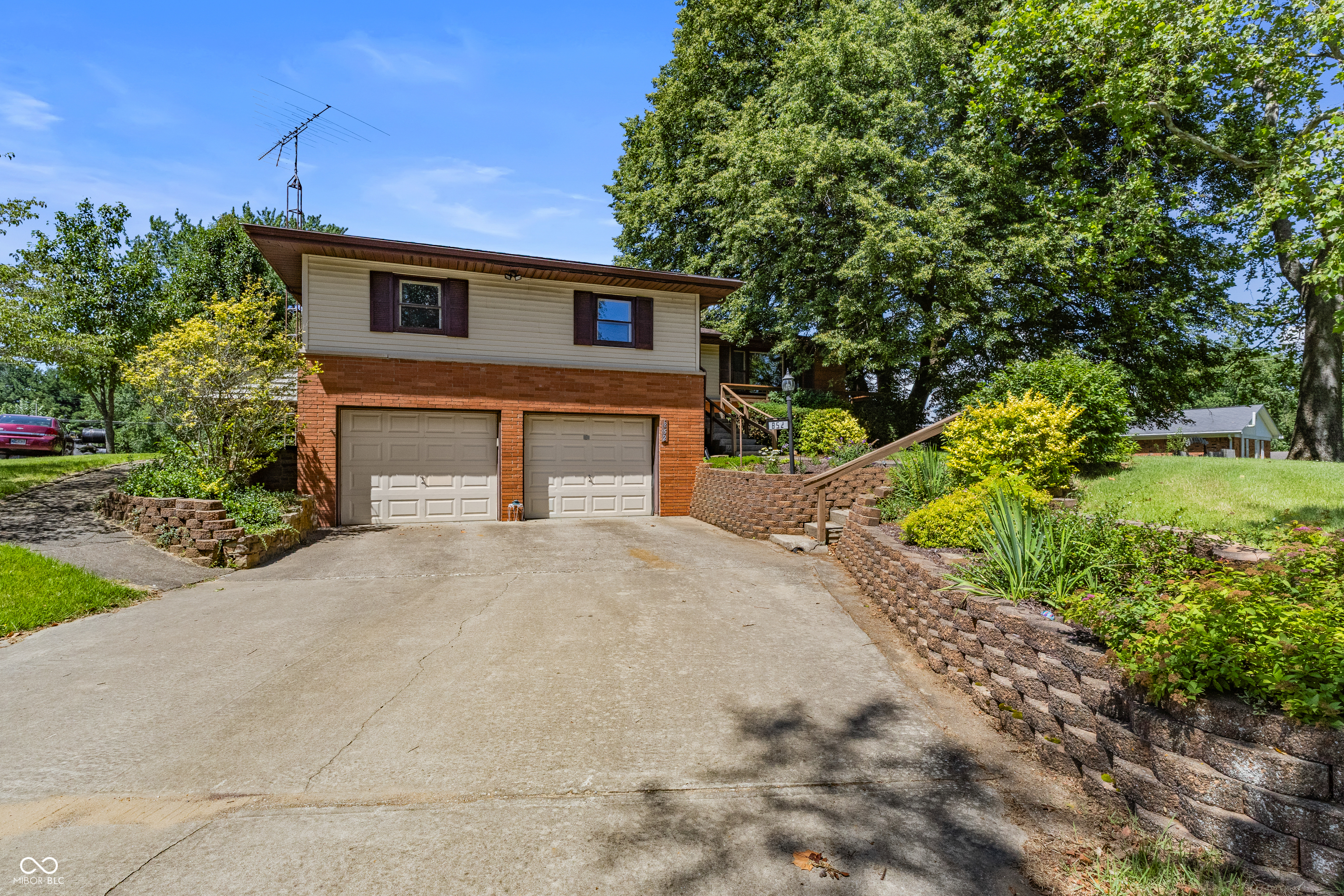 852 Knollwood Drive — photo