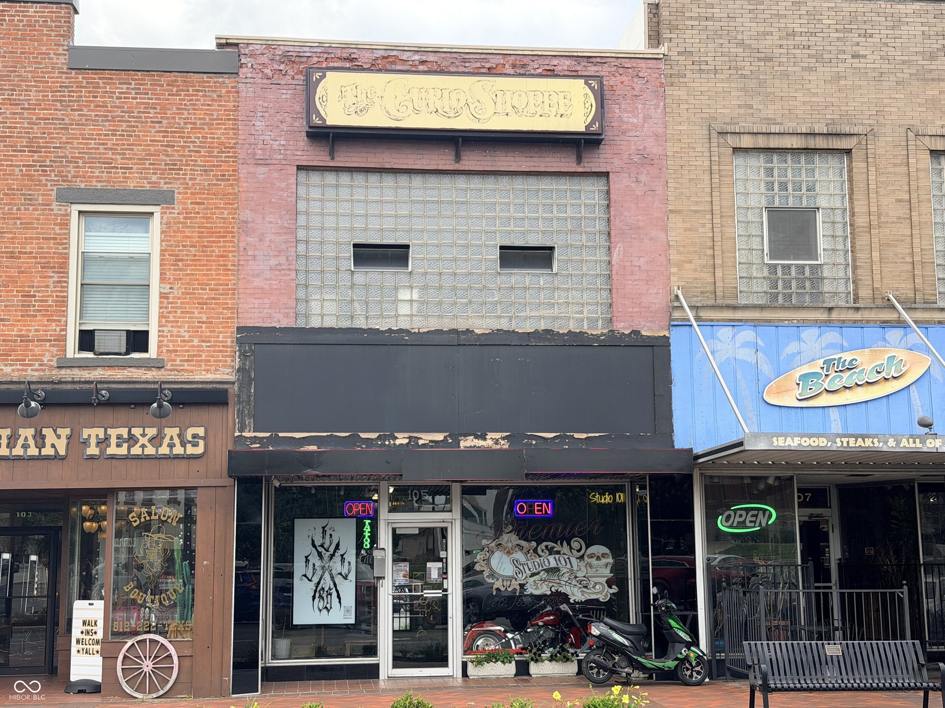 105 N Broadway Street — photo