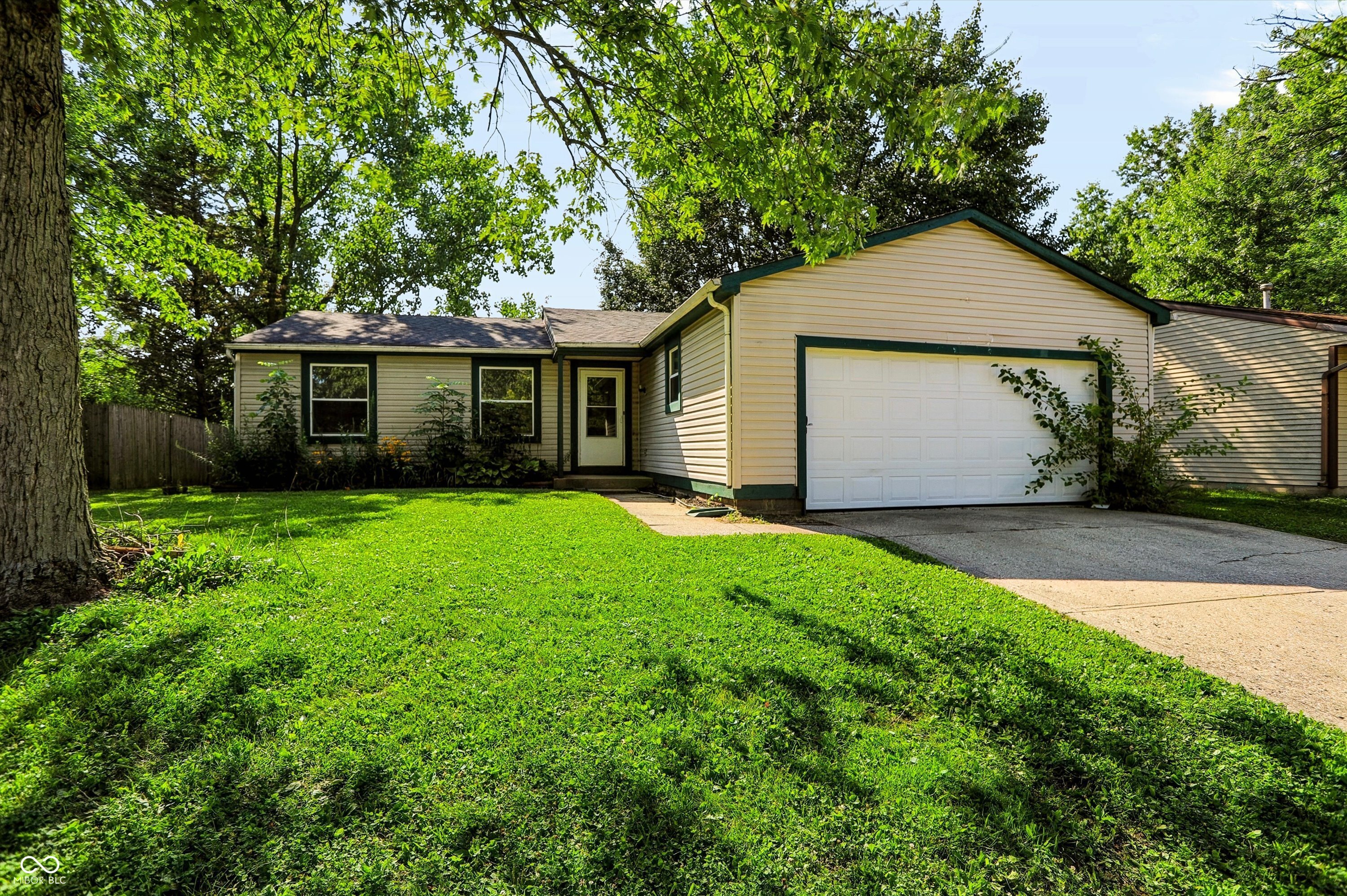 916 Waring Drive E — photo