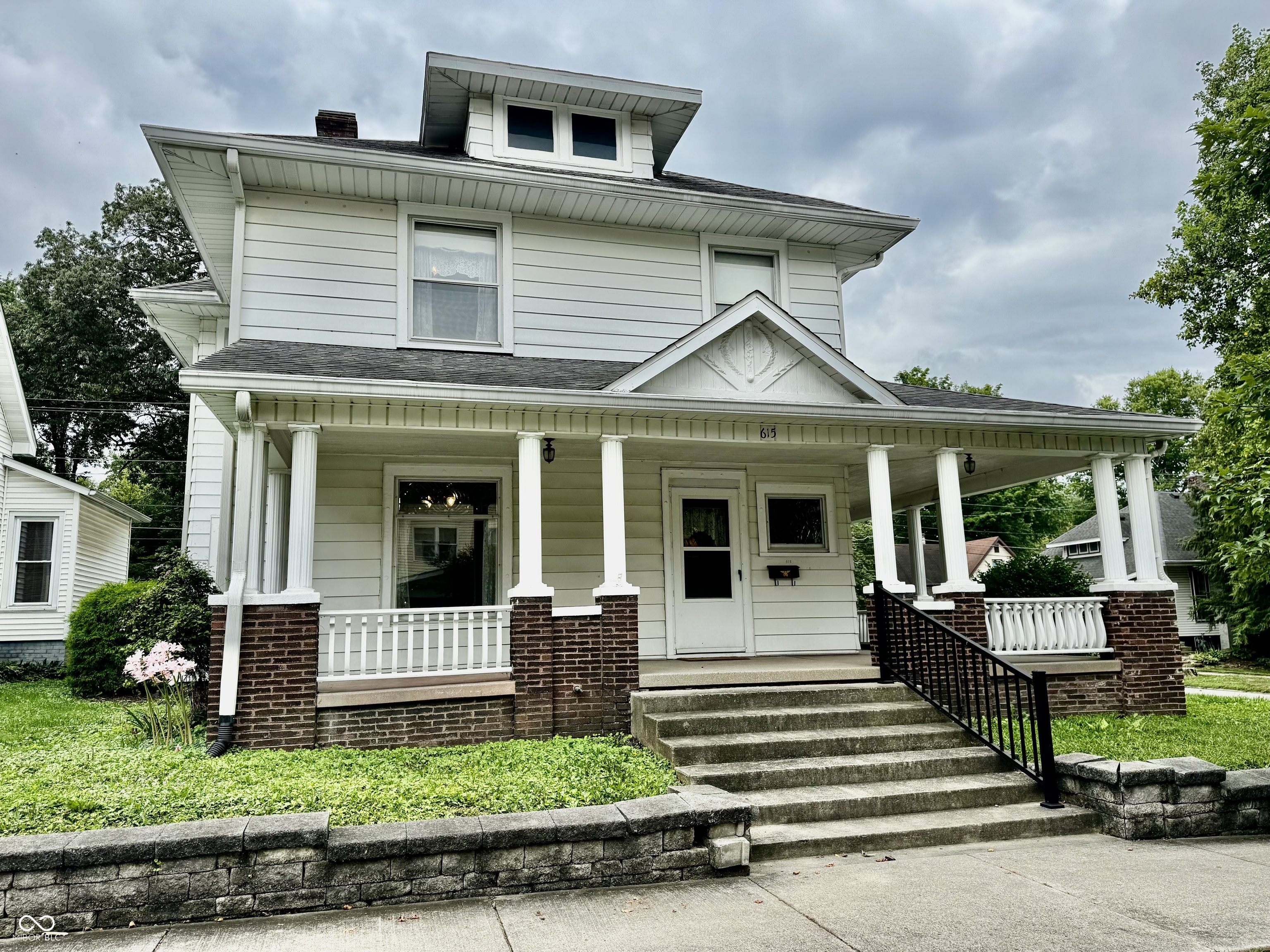 615 W Pike — photo