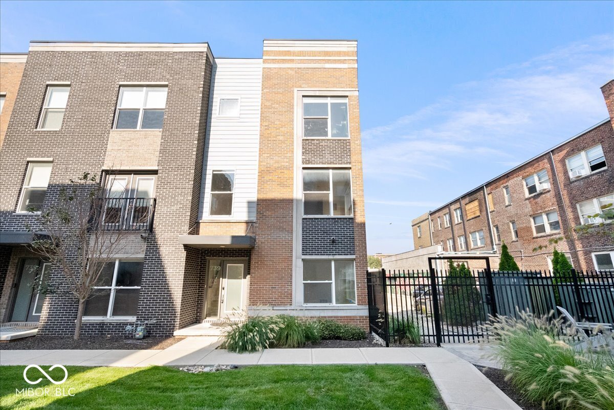739 Perth Lane — photo