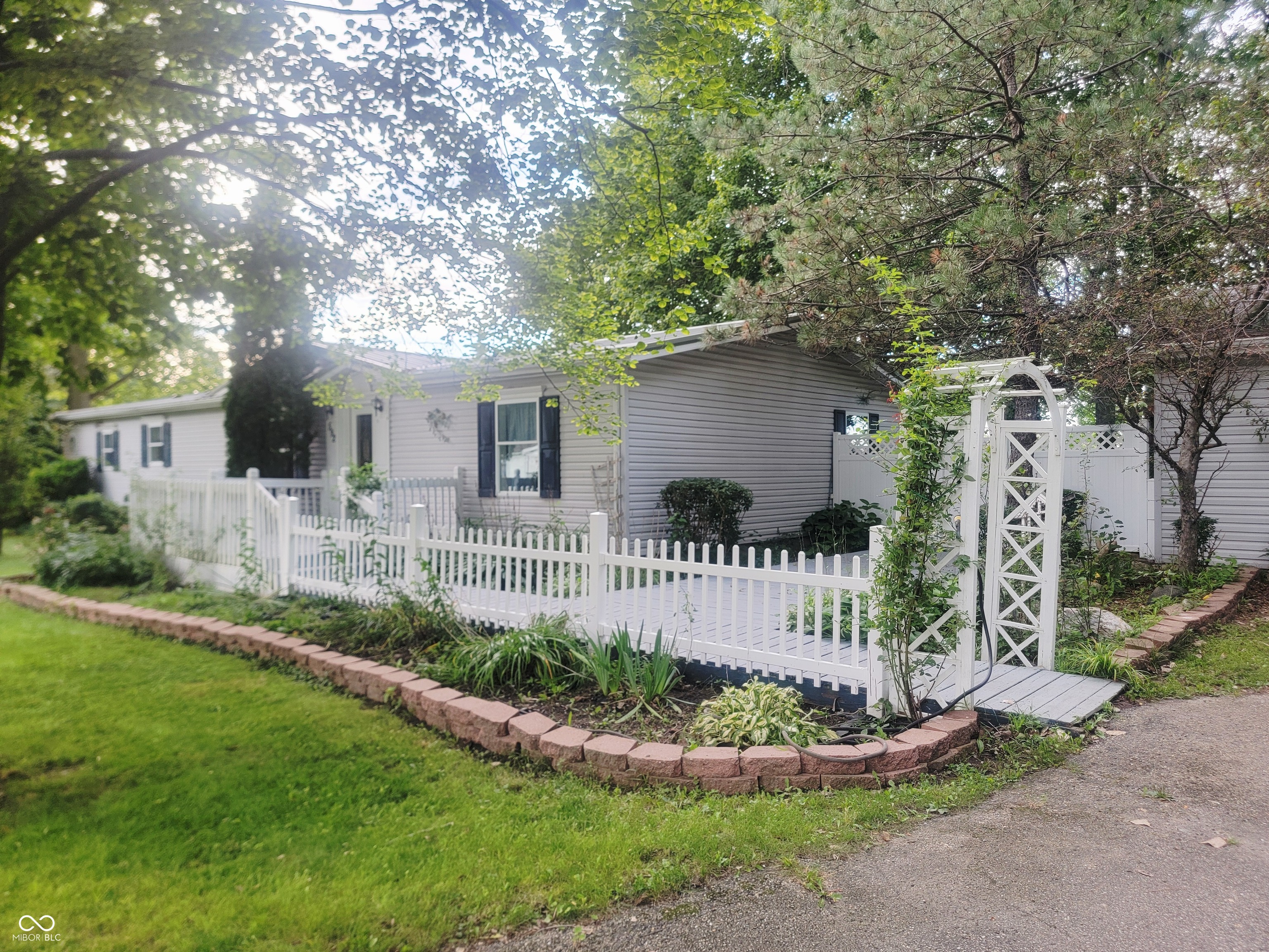 592 N Paradise Drive — photo