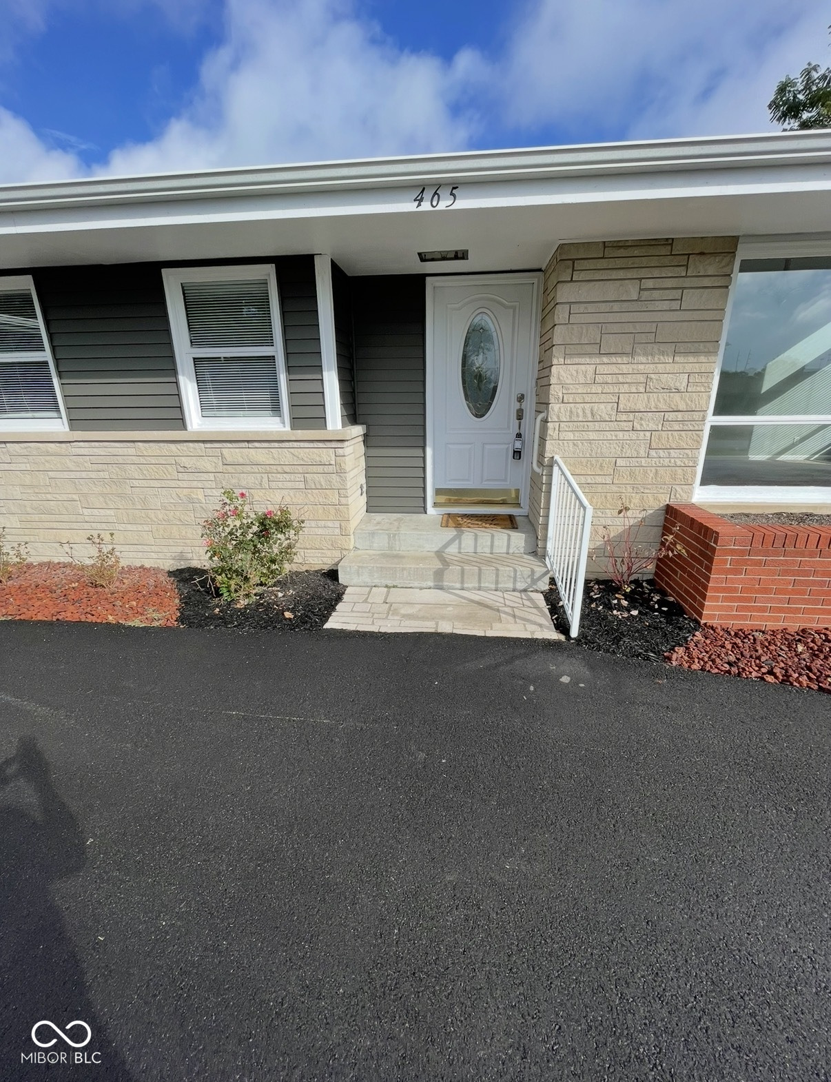 465 Manor Drive — photo