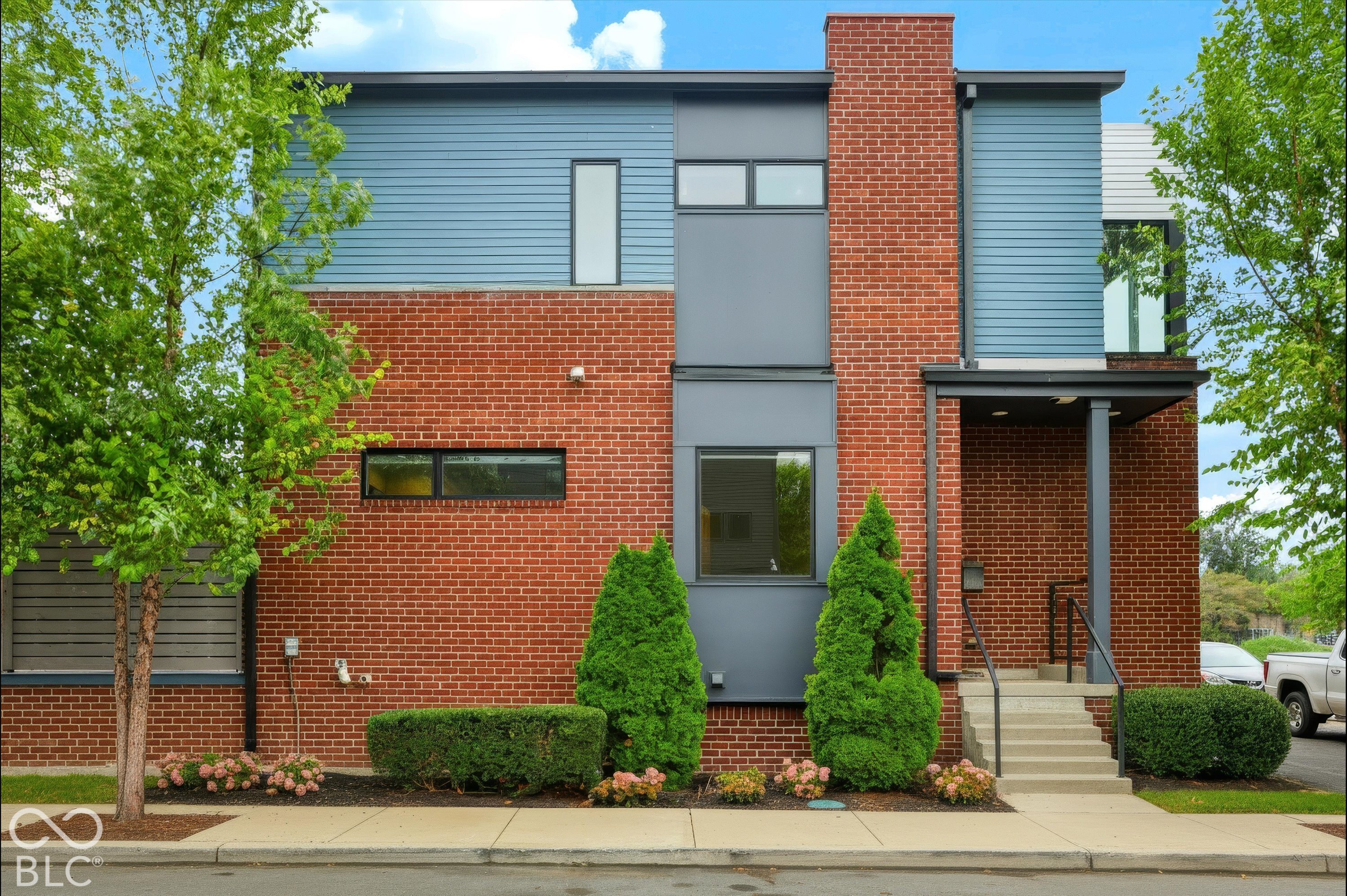 1119 E 10th Street — photo