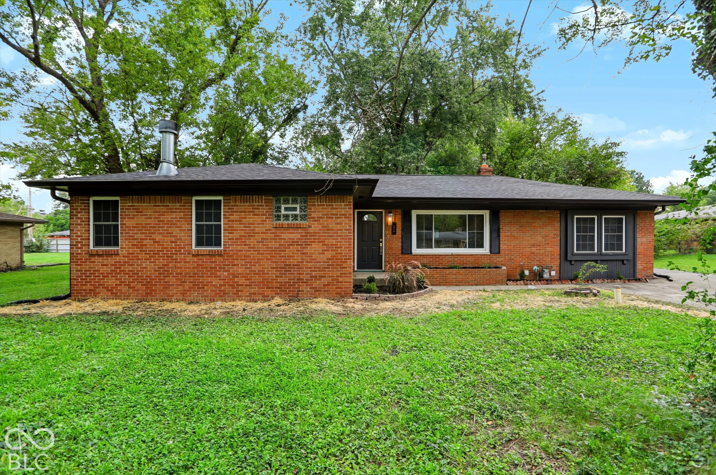 5819 N Victoria Drive — photo