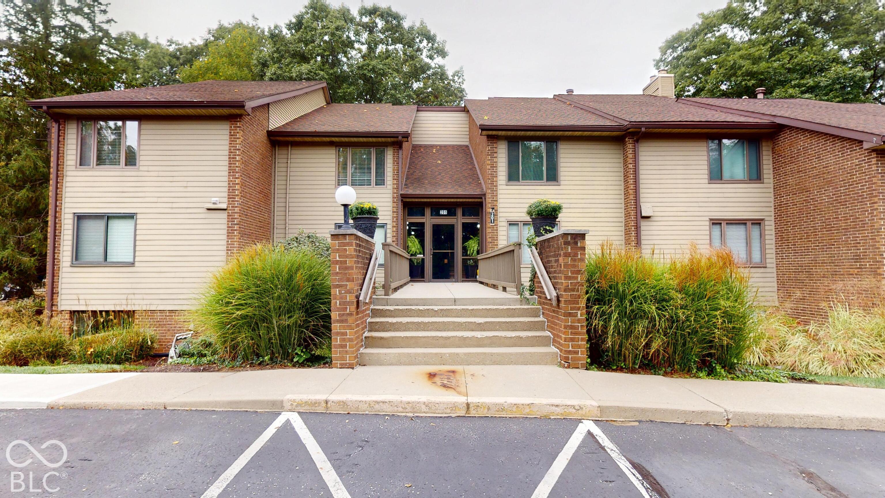 201 Bluffs Circle E — photo