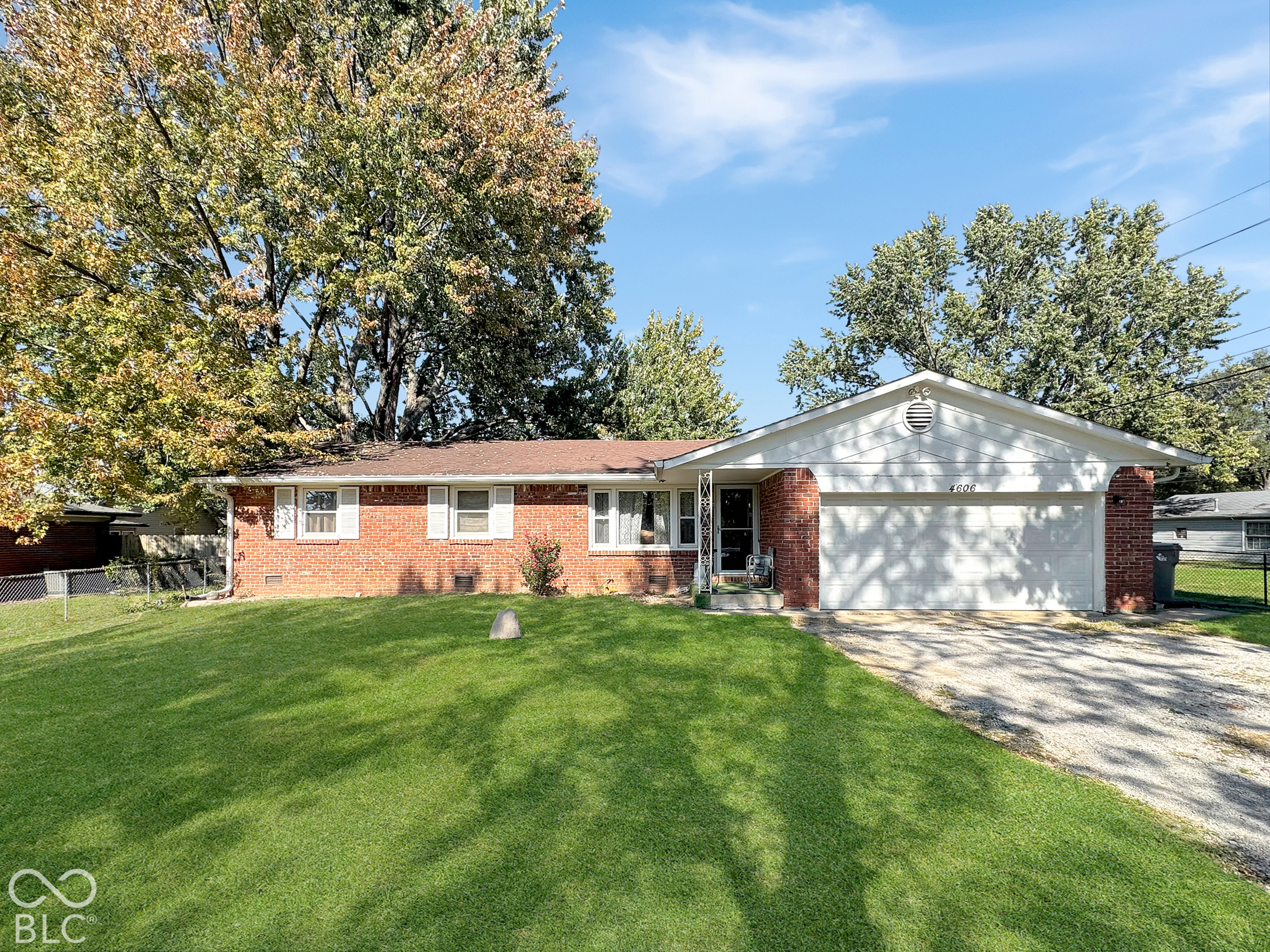 4606 Lois Lane — photo