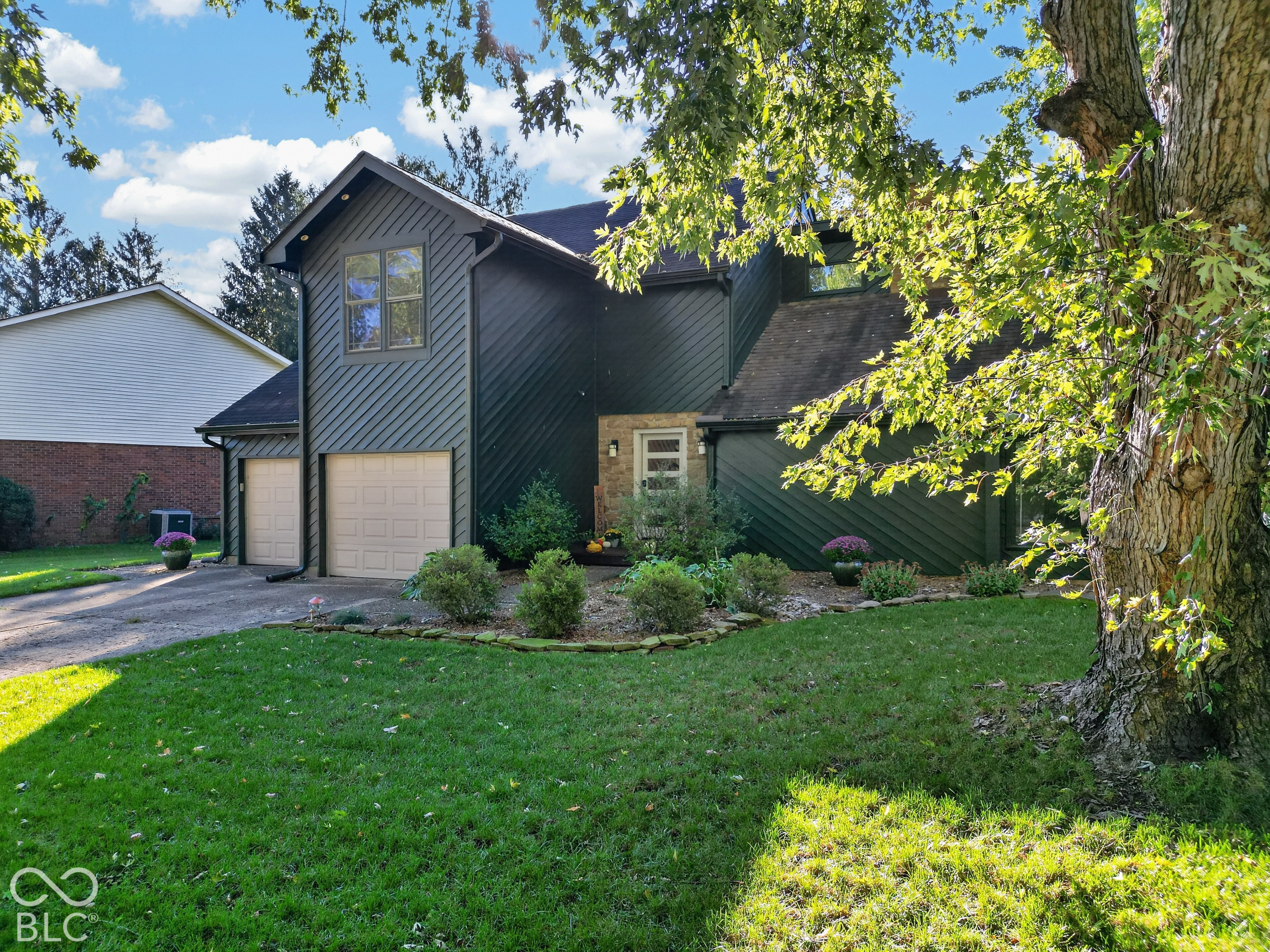 1053 Goldfinch Road — photo