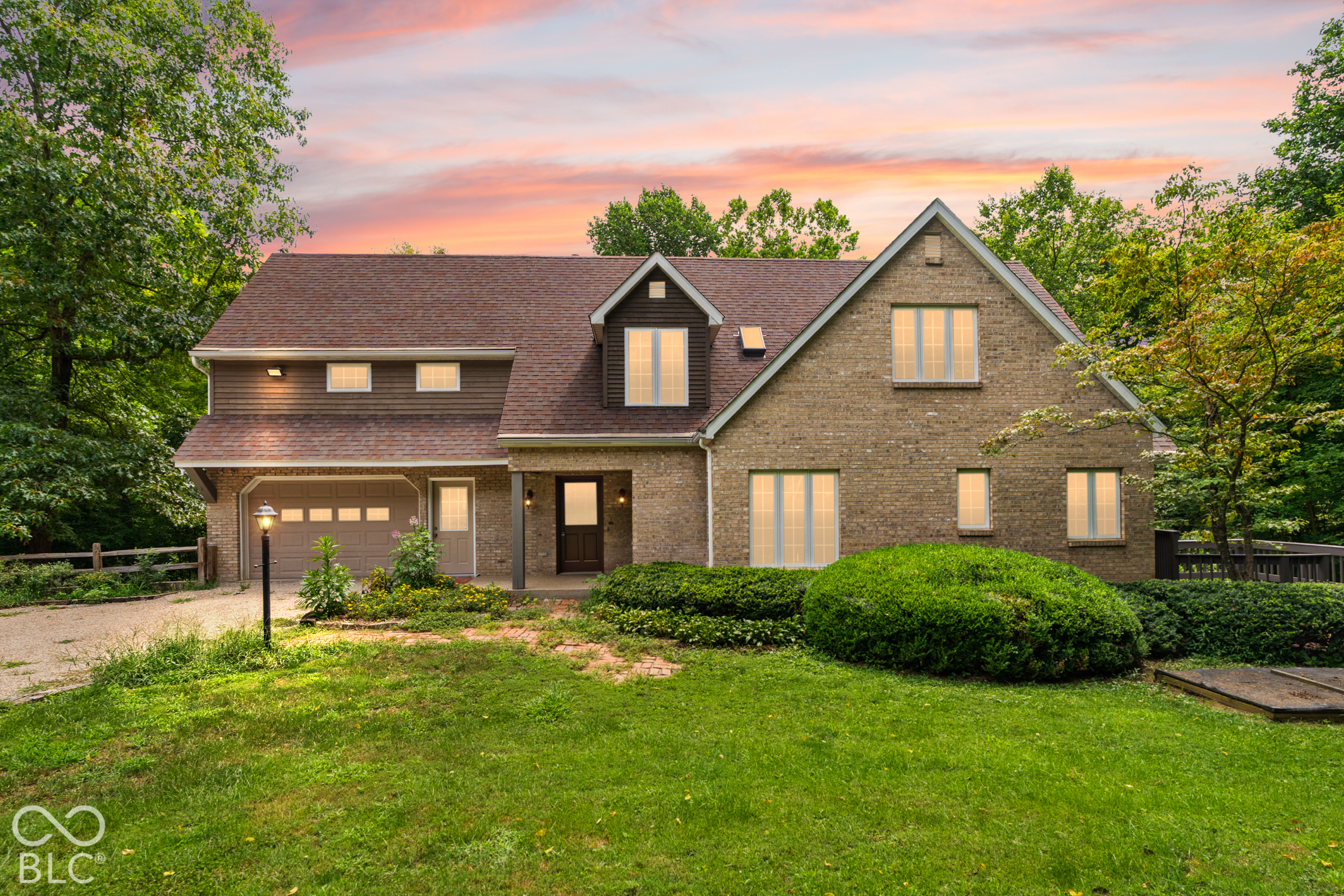 925 W Oakwood Lane — photo