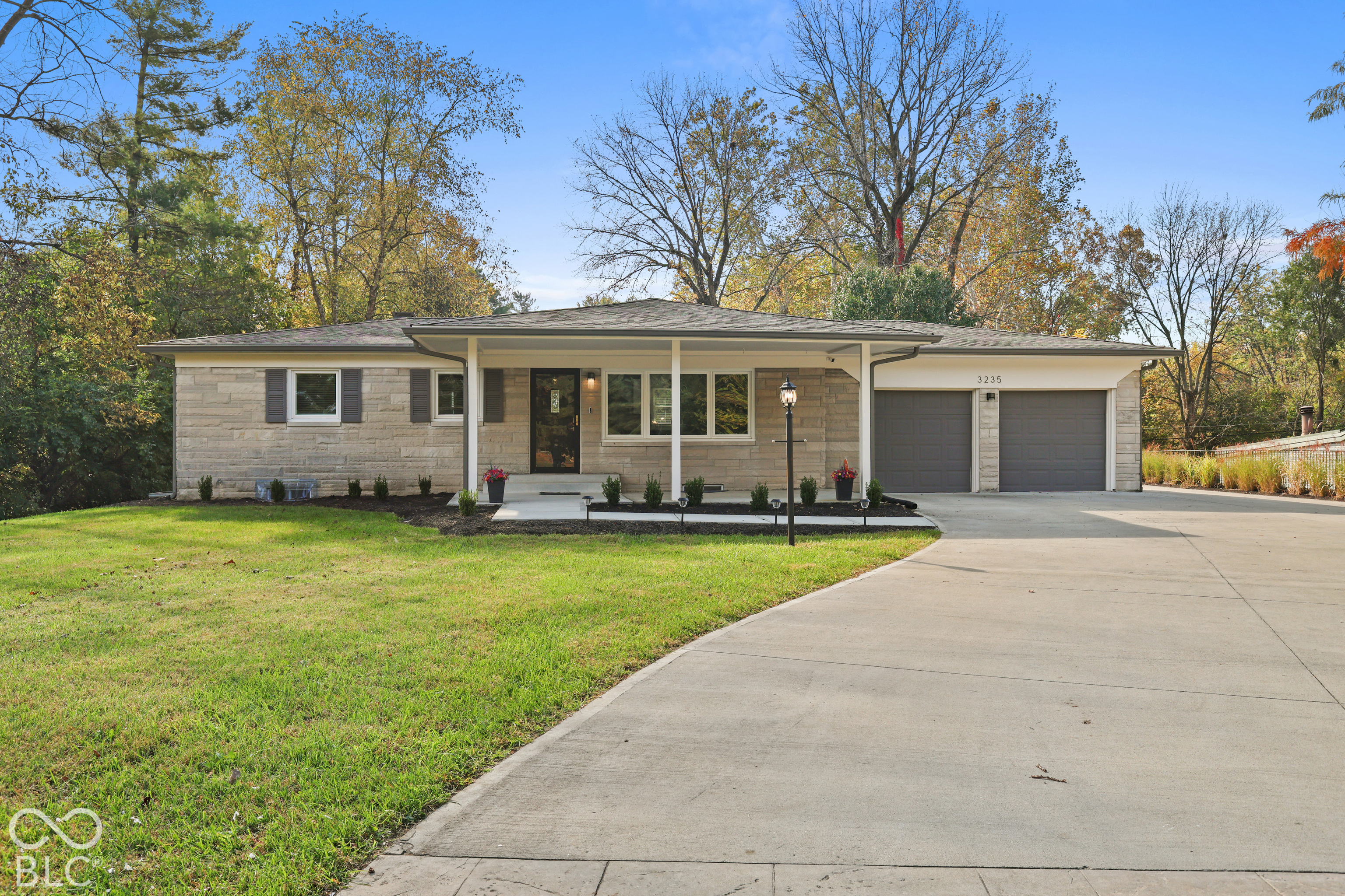 3235 E Loretta Drive — photo