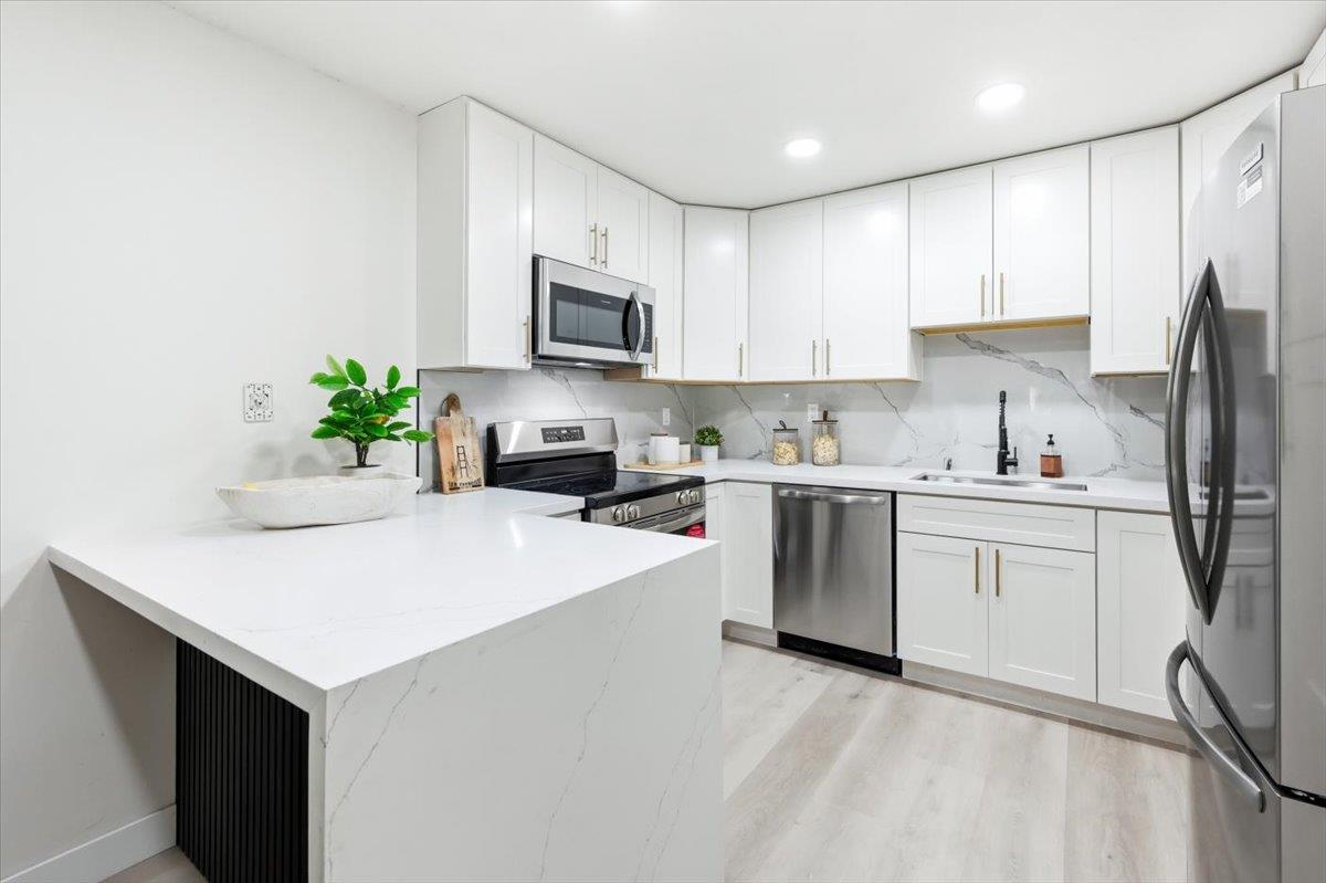 2700 Oak Road 11 — photo