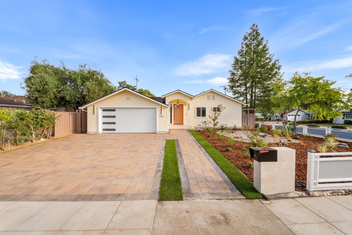 1351 Kintyre Way — photo