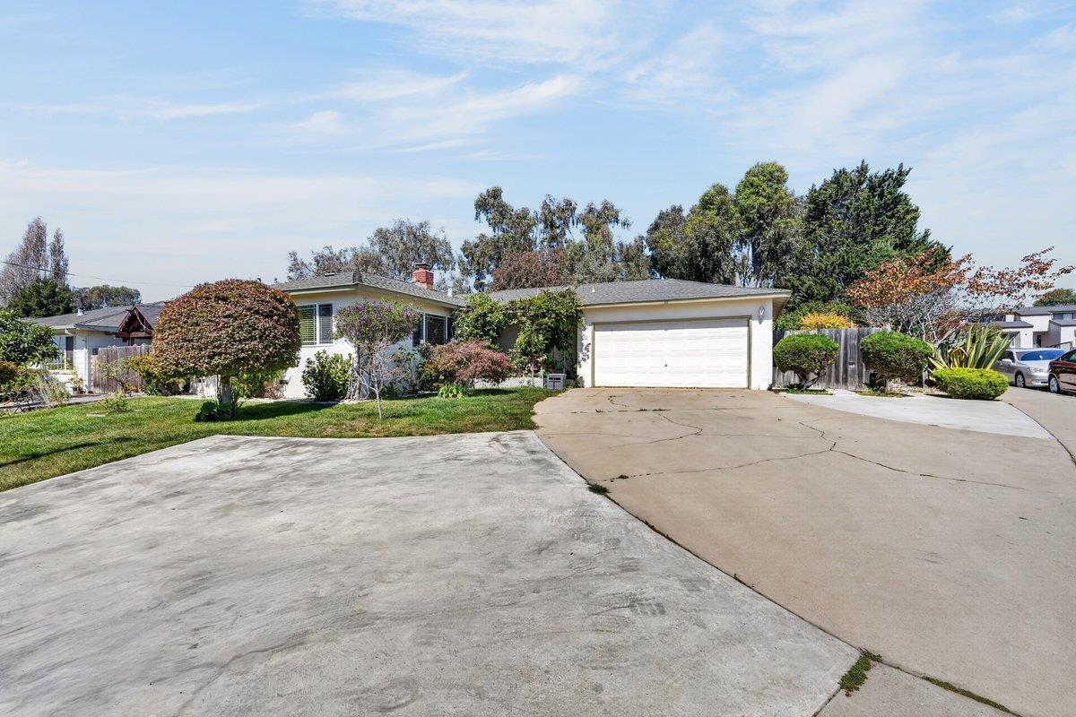 2 Perez Circle — photo