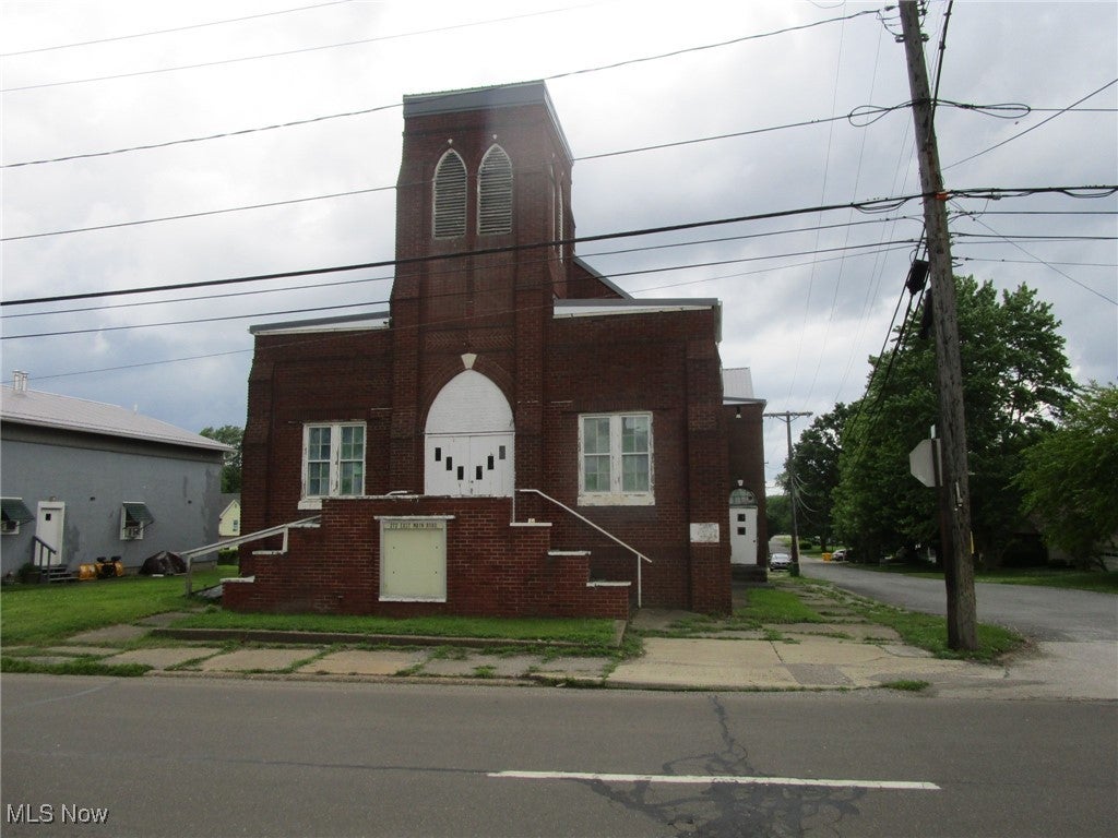 272 E Main Road — photo